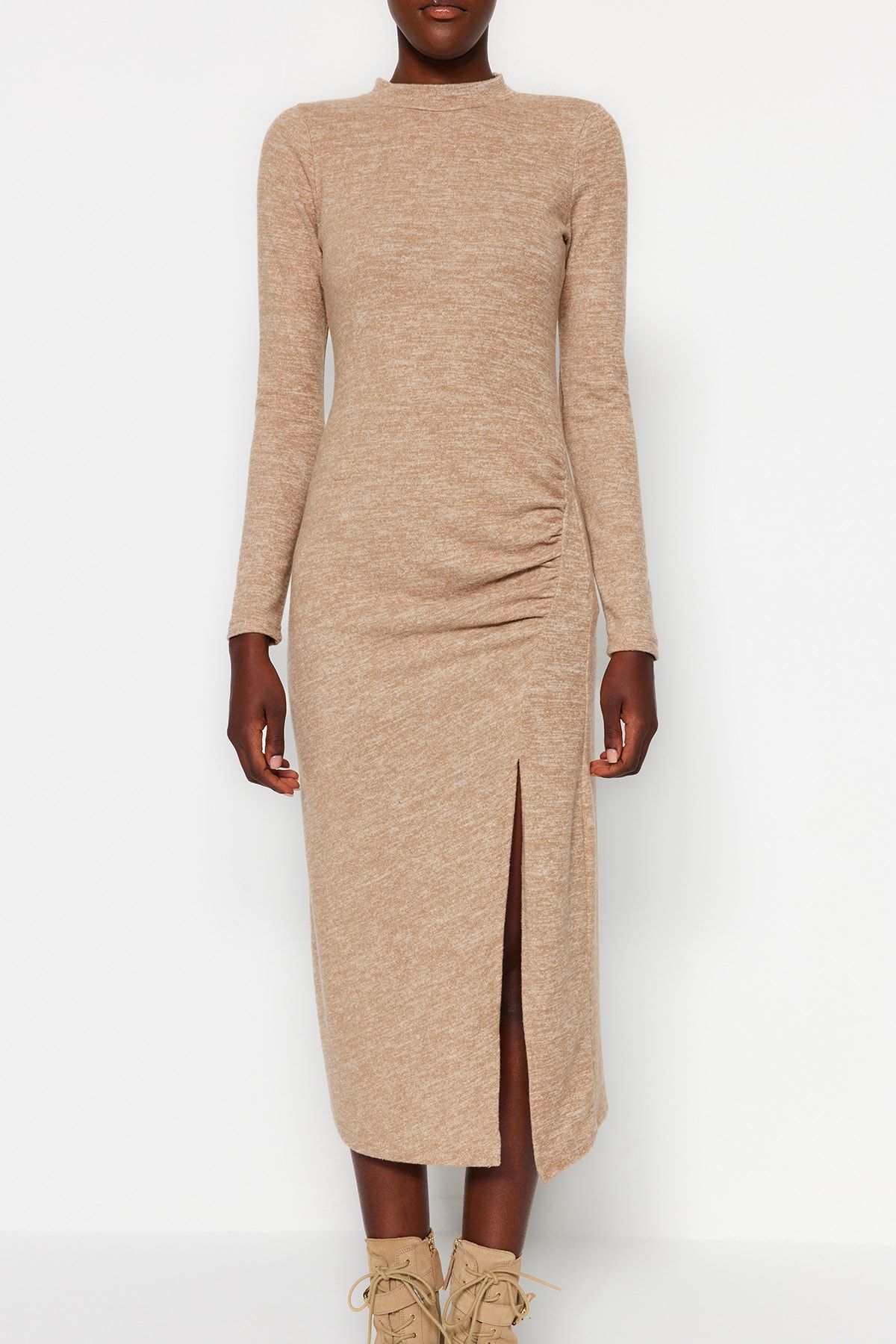 Trendyol Collection-Beigefarbenes, weiches Midi-Strickkleid mit Rundhalsausschnitt, Schlitz und Raffungsdetail TWOAW24EL00246 2