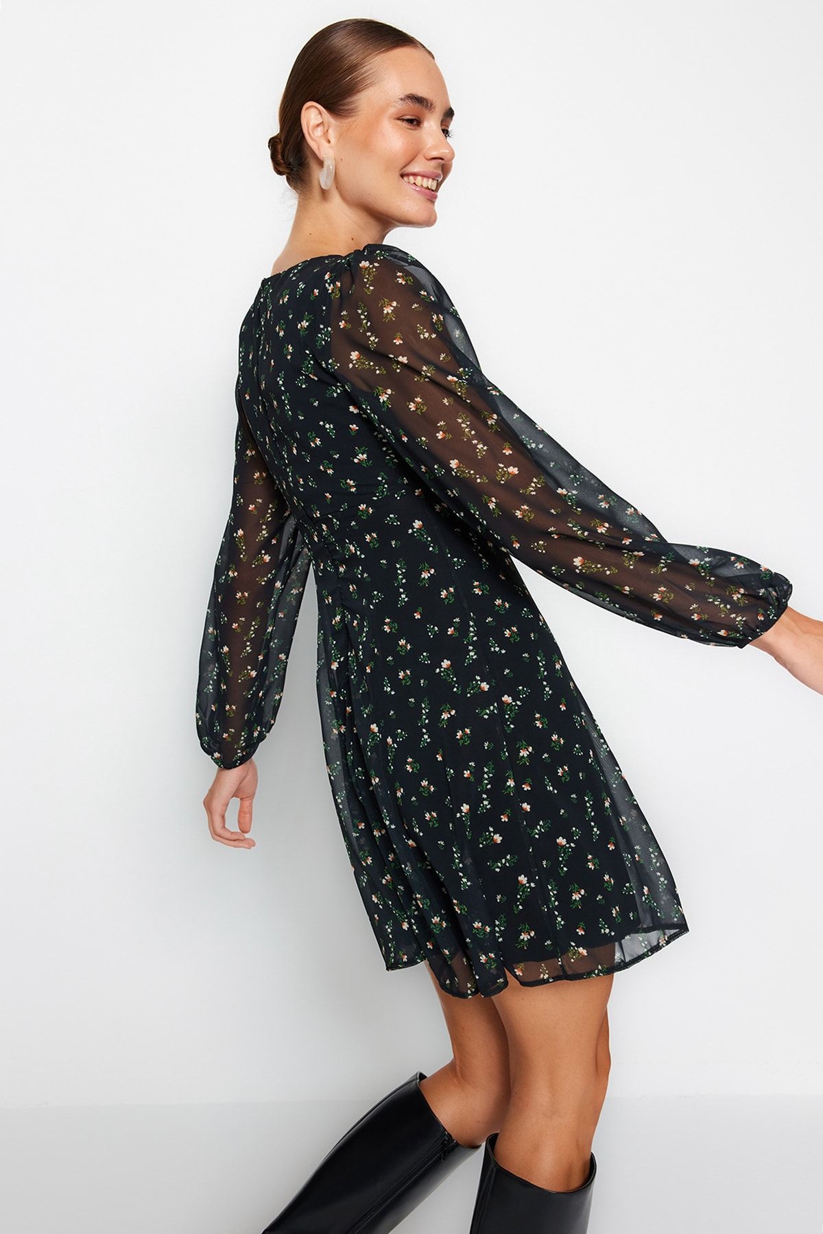 Trendyol Collection-Черна шифонена рокля с A-силует и V-образно деколте с принт на цветя TWOAW24EL00320 3