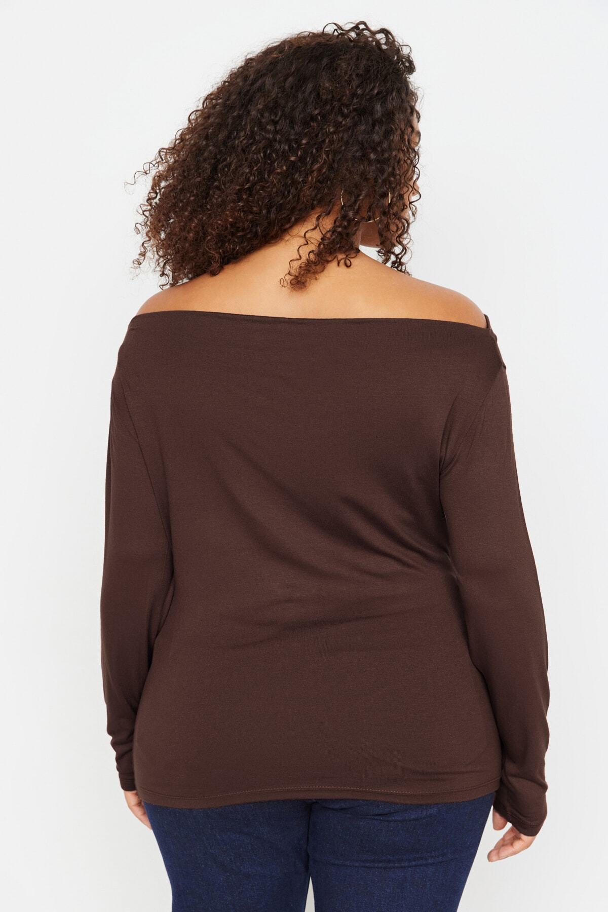 Trendyol Curve-Flexible drapierte braune Strickbluse – Carmen/Madonna-Ausschnitt, Übergröße TBBAW23AF00031 5