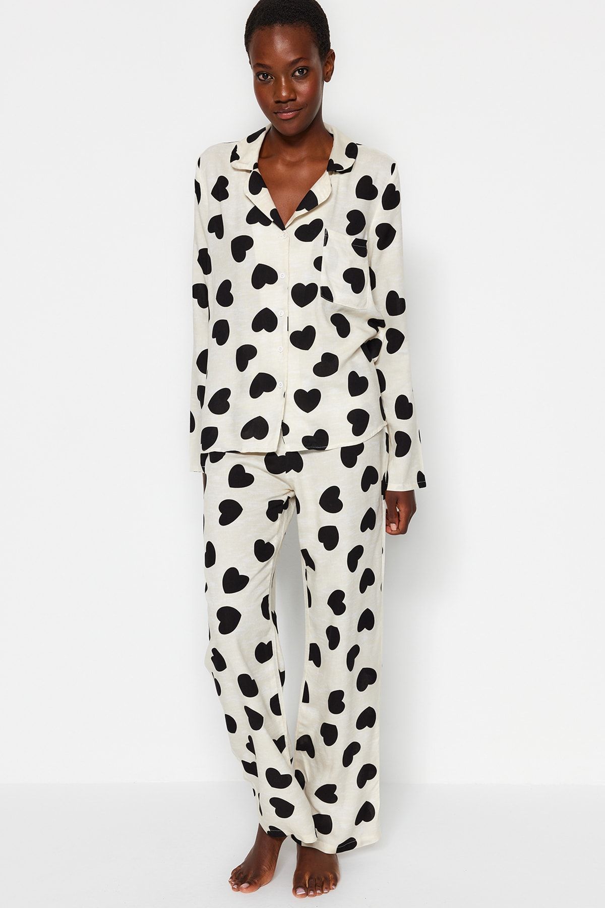 Trendyol Collection-Ecrufarbenes, herzförmiges, gewebtes Pyjama-Set aus Viskose THMAW21PT0936 2