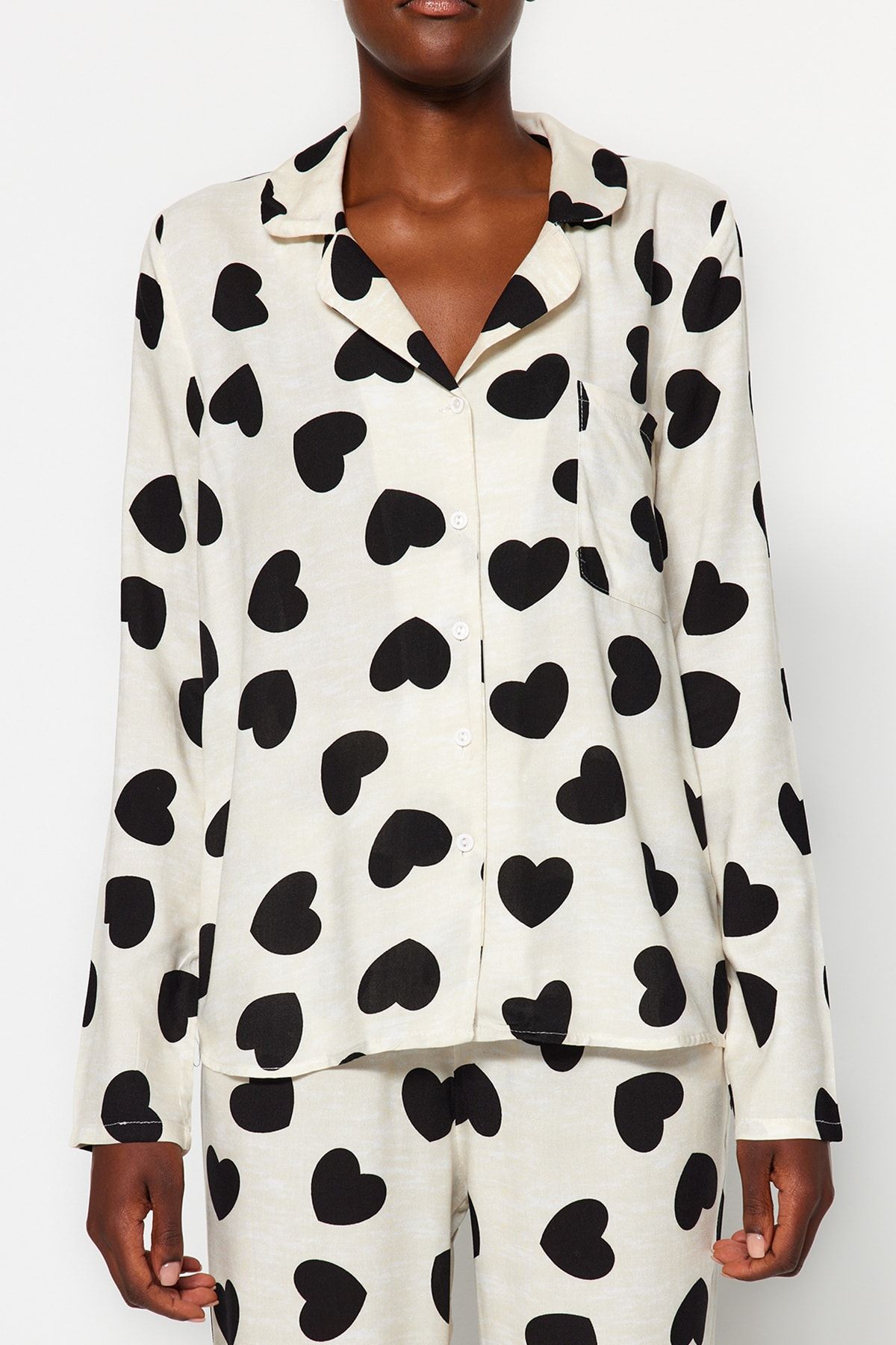 Trendyol Collection-Ecrufarbenes, herzförmiges, gewebtes Pyjama-Set aus Viskose THMAW21PT0936 4