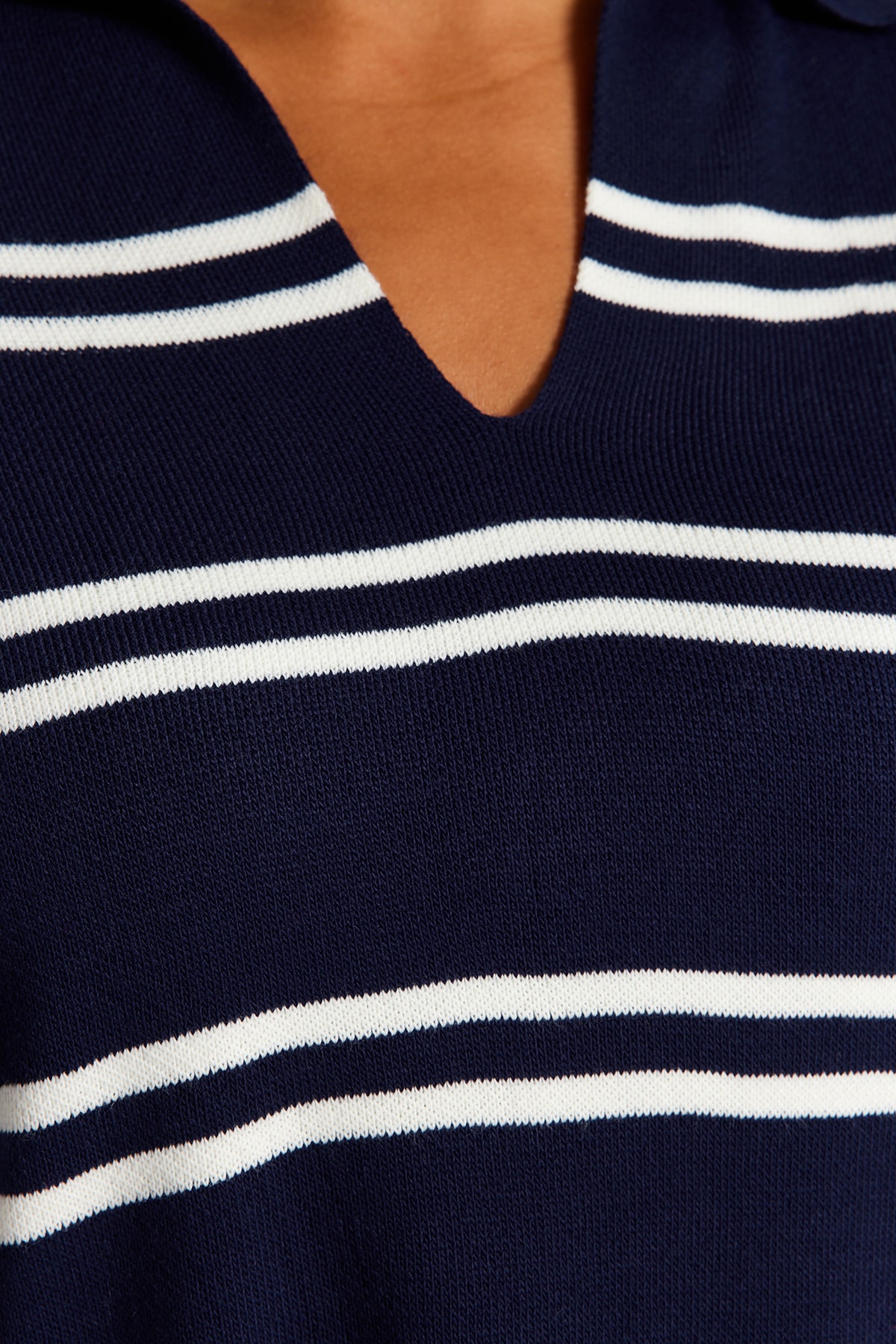 Trendyol Curve Granatowy sweter z golfem w paski TBBAW24AN00013