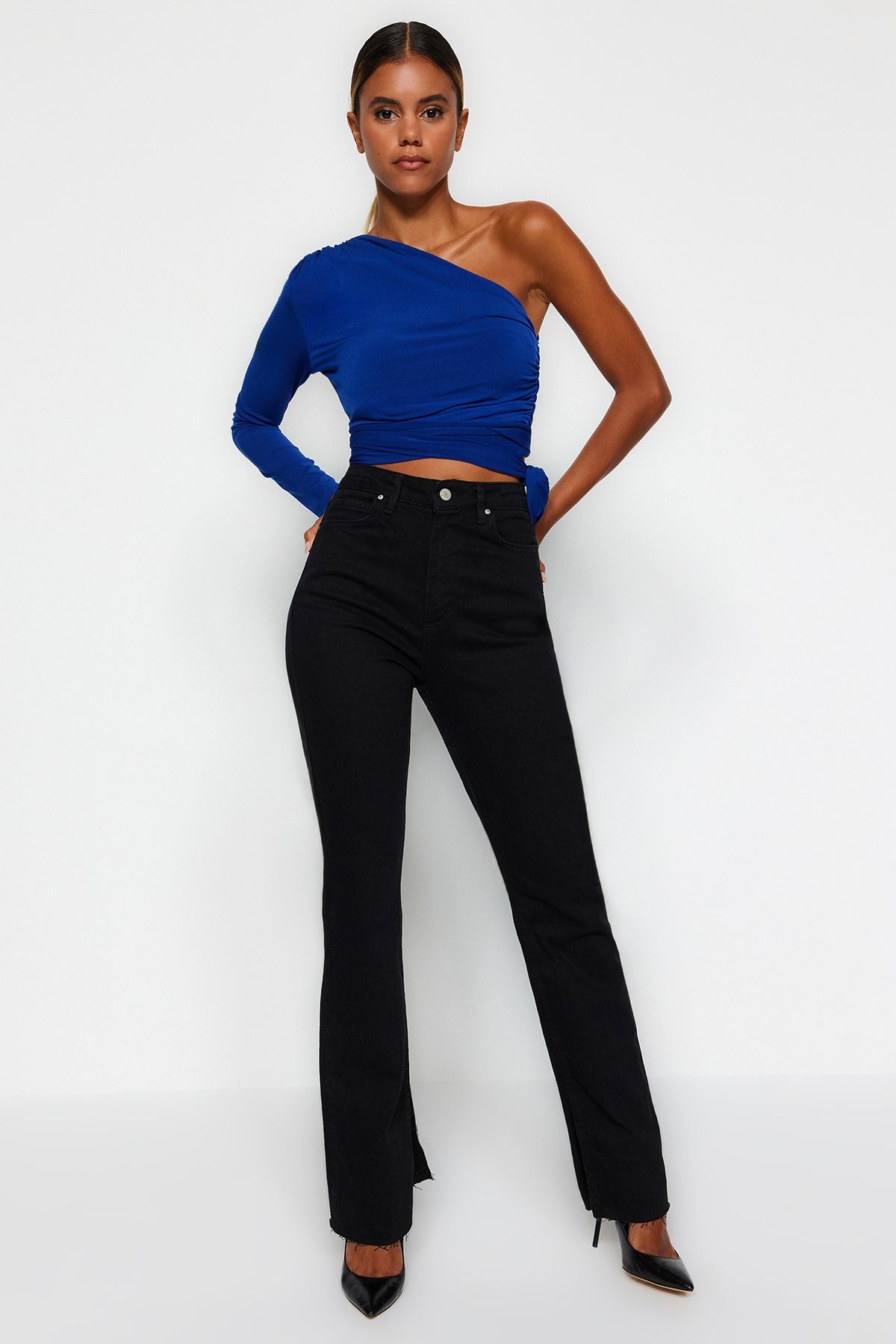 Trendyol Collection-Schwarze Schlagjeans mit Schlitz und hoher Taille TWOAW22JE0382 2