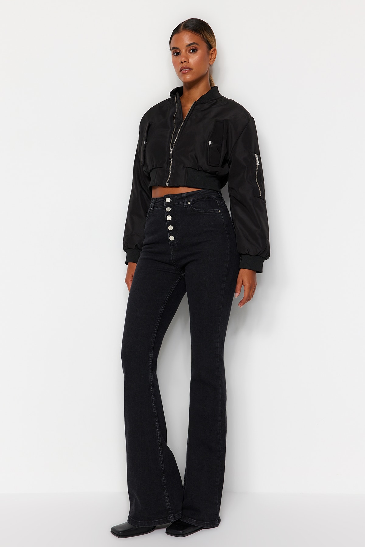 Trendyolmilla  Siyah Önden Düğmeli Yüksek Bel Orta Esnek Flare İspanyol Paça Jeans TWOSS20JE0111 - Görsel 4