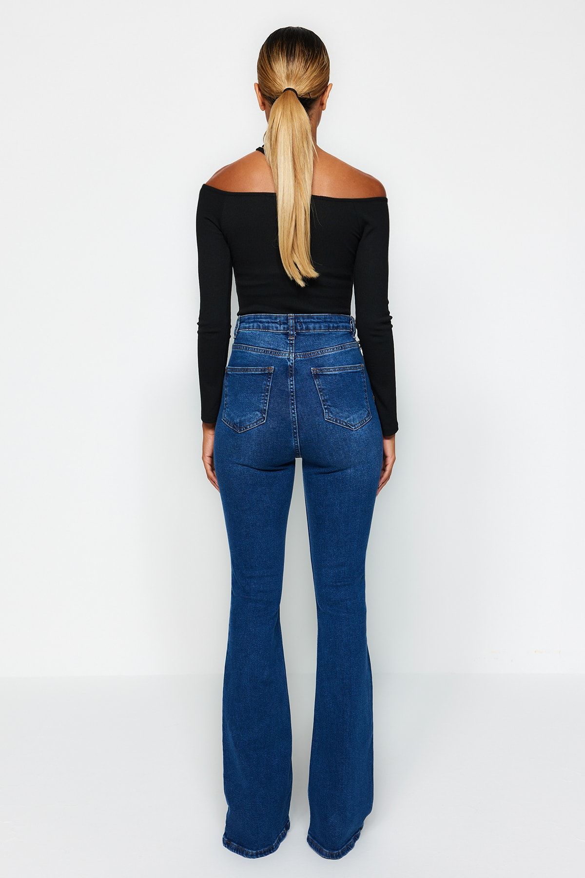 Trendyol Collection-Blaue Schlagjeans mit hoher Taille und Knopfleiste vorne TWOSS20JE0111 6