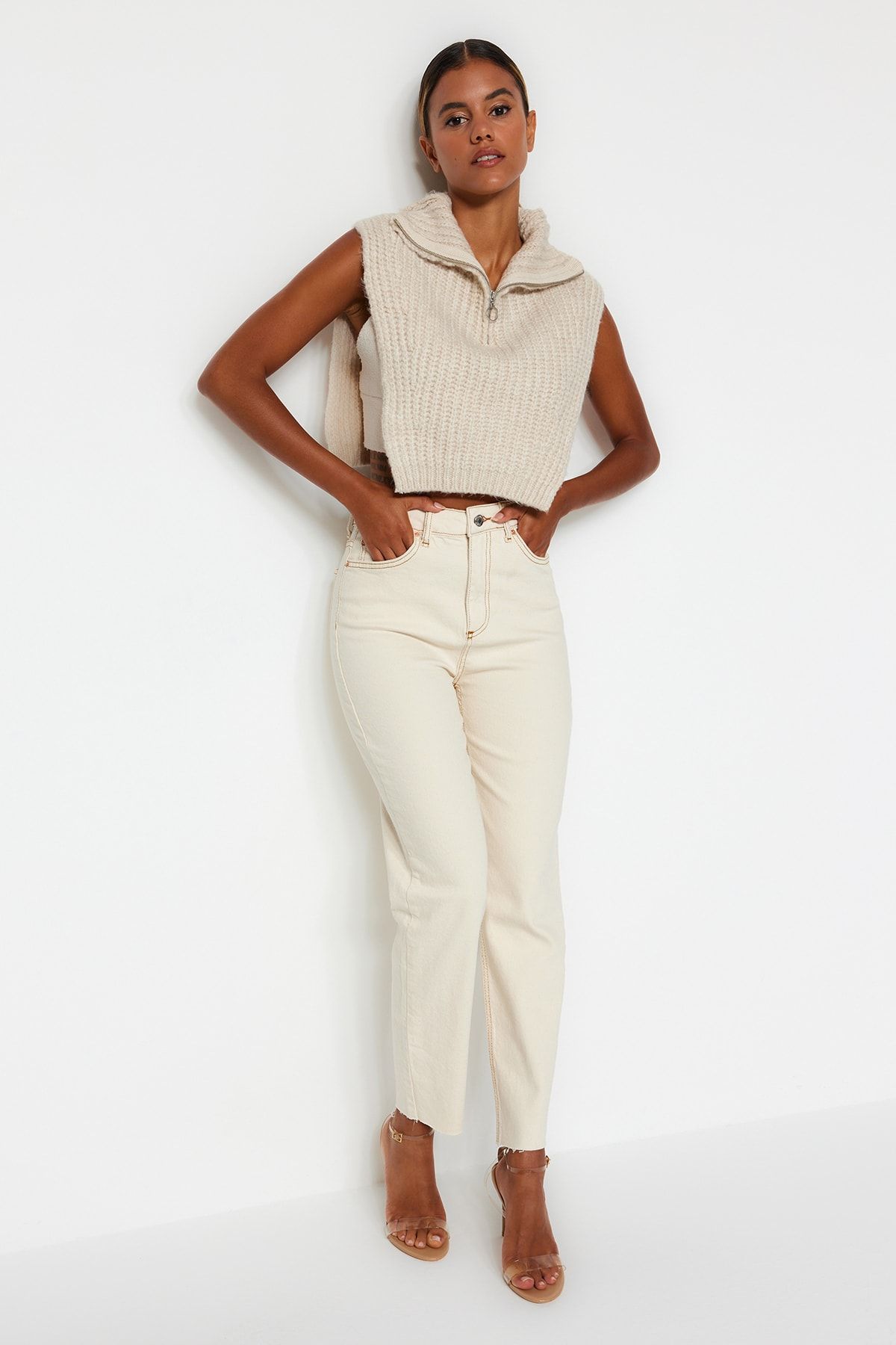 Trendyol Collection-Ecrufarbene, schmale Mom-Jeans mit hoher Taille TWOSS23JE00094 3