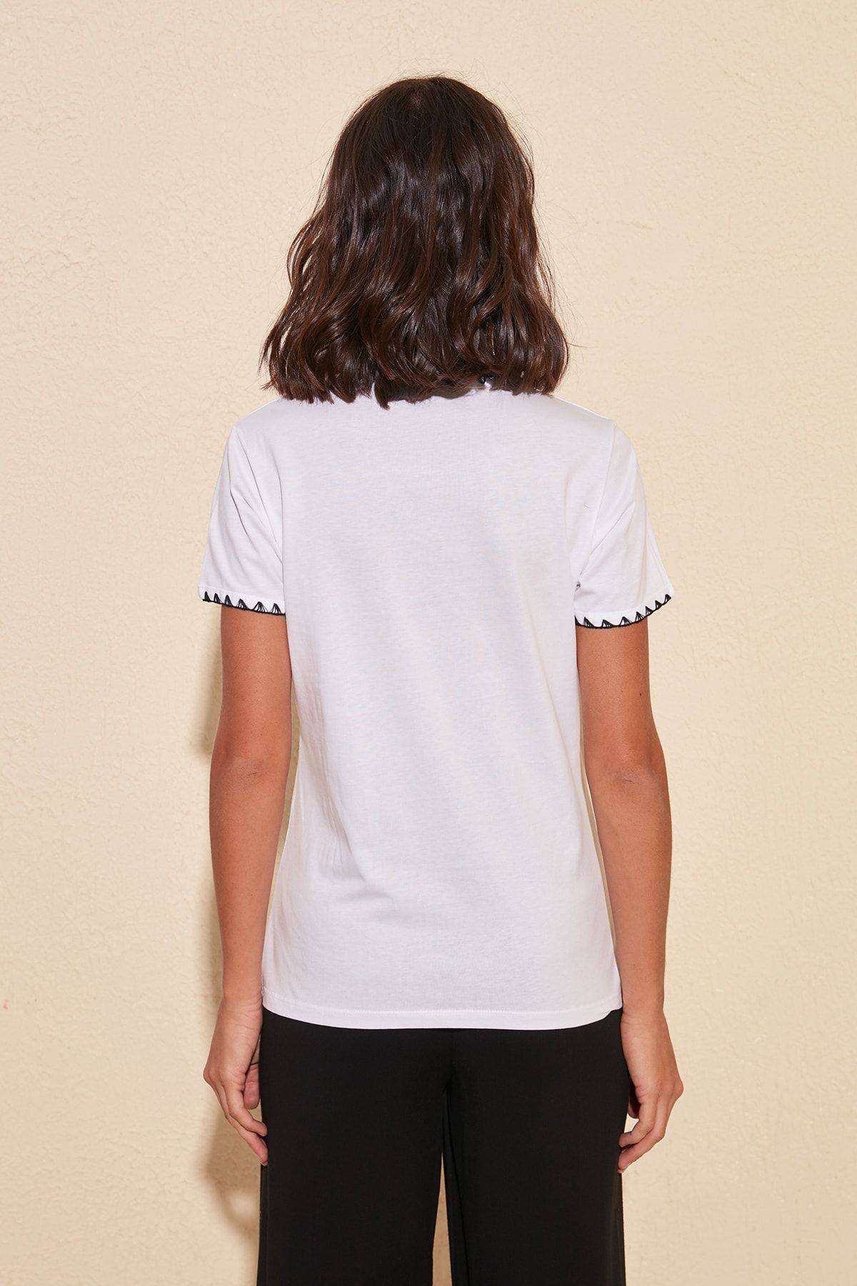Trendyol Collection-Weißes Basic-Strick-T-Shirt aus 100 % Baumwolle mit Rundhalsausschnitt und Kontrastnähten TWOSS19AD0085 4