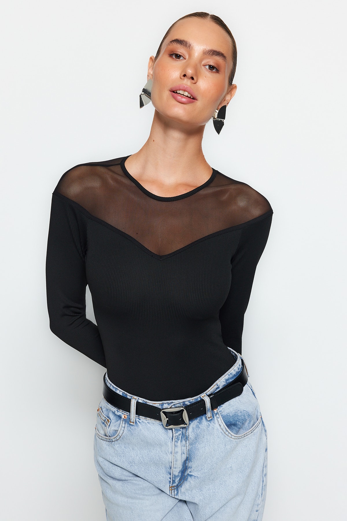 Trendyol Collection Черен тънък тюлен боди с деколте тип сърце, тик-так отпред и оребрена гъвкава плетка TWOAW24BD00019