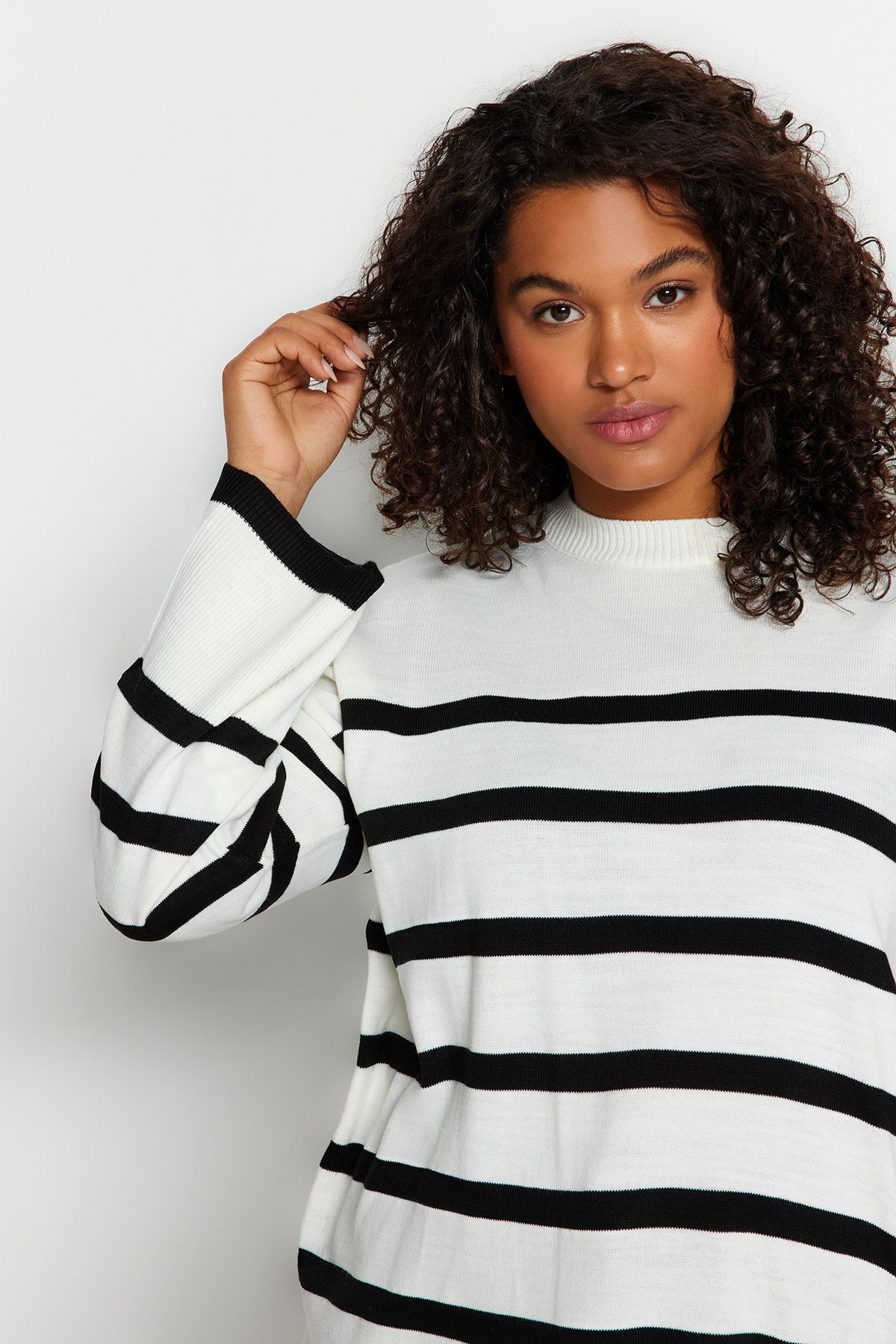 Trendyol Curve-Ecru gestreifter Strickpullover mit Rundhalsausschnitt TBBAW24AN00024 3