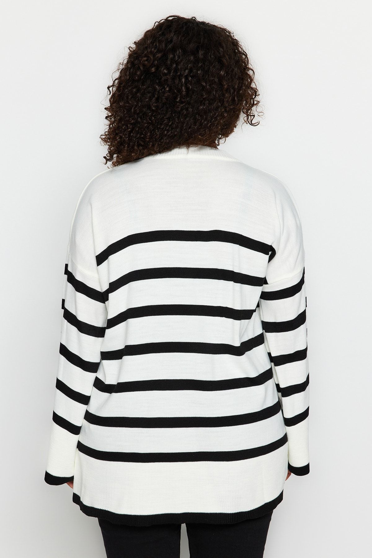 Trendyol Curve-Ecru gestreifter Strickpullover mit Rundhalsausschnitt TBBAW24AN00024 5