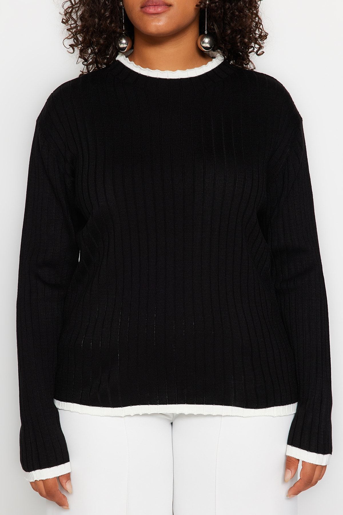 Trendyol Curve-Schwarzer Strickpullover mit geripptem Kragen und Streifendetail TBBAW24AN00029 4