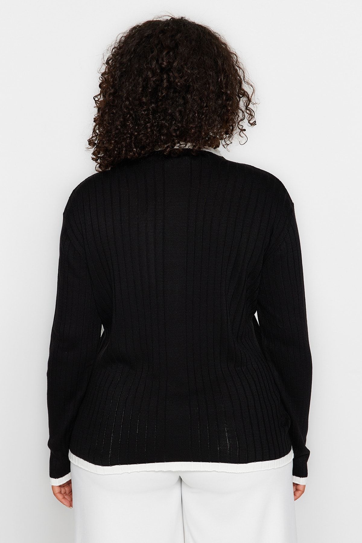 Trendyol Curve-Schwarzer Strickpullover mit geripptem Kragen und Streifendetail TBBAW24AN00029 5