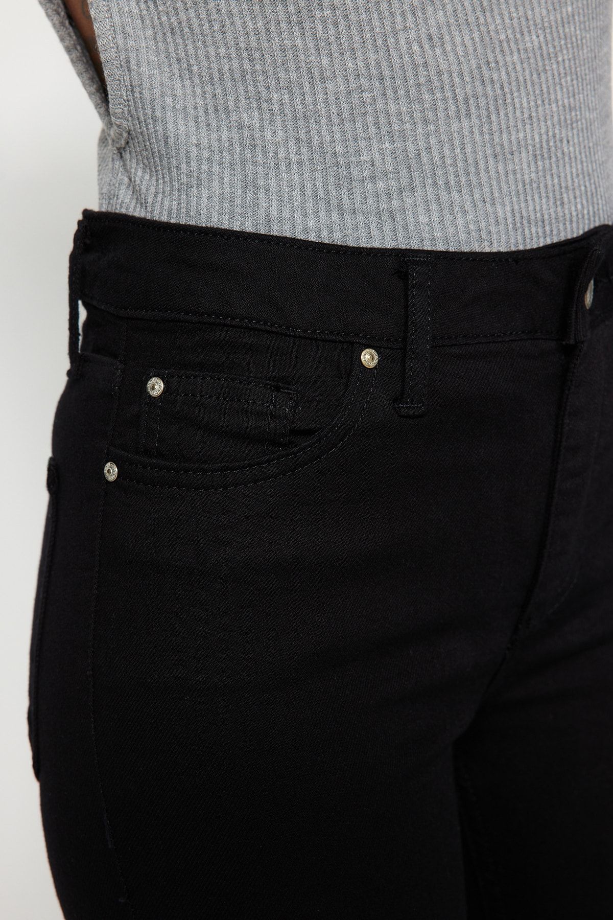 Trendyol Collection-Nieblaknące czarne obcisłe spodnie z wysokim stanem TWOSS19LR0279 17