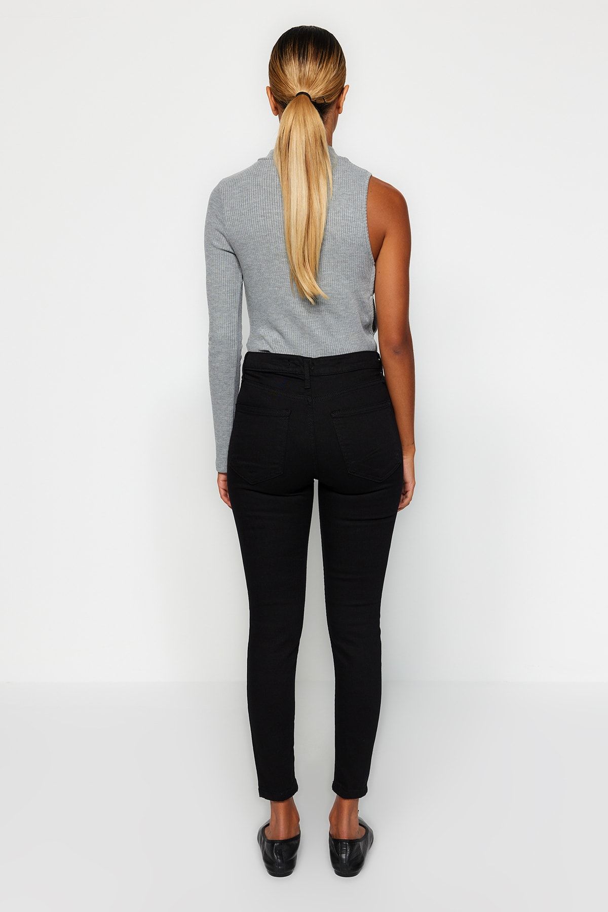 Trendyol Collection-Nieblaknące czarne obcisłe spodnie z wysokim stanem TWOSS19LR0279 18