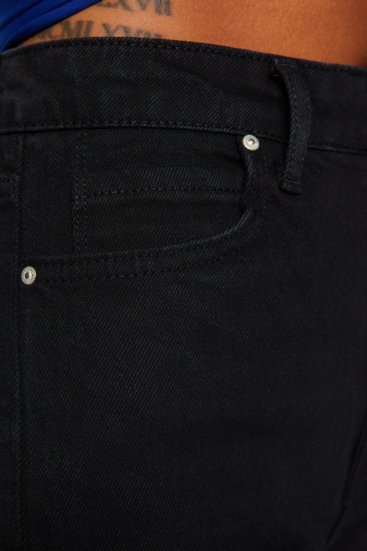 Trendyol Collection-Schwarze Schlagjeans mit Schlitz und hoher Taille TWOAW22JE0382 4
