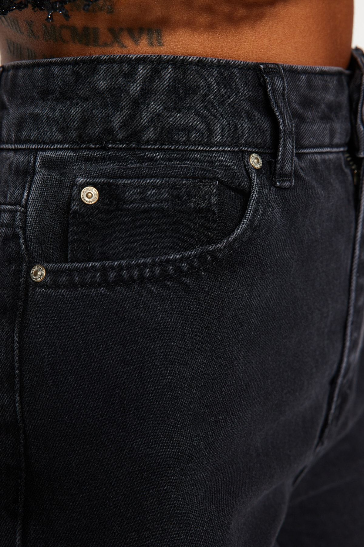 Trendyol Collection-Schwarze High-Bel-Mom-Jeans TWOSS20JE0108 10