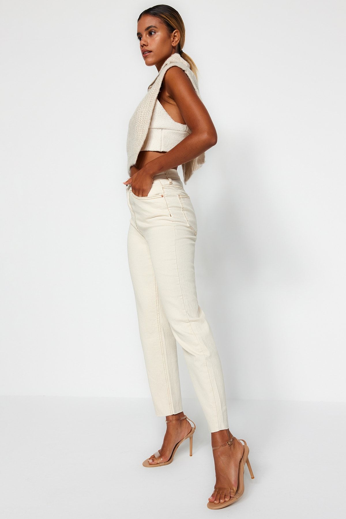 Trendyol Collection-Ecrufarbene, schmale Mom-Jeans mit hoher Taille TWOSS23JE00094 2