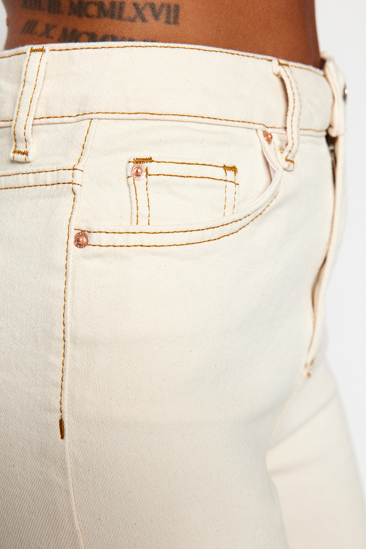 Trendyolmilla  Ekru Yüksek Bel Orta Esnek Mom Kesik Paça Jeans TWOSS23JE00094 - Görsel 10