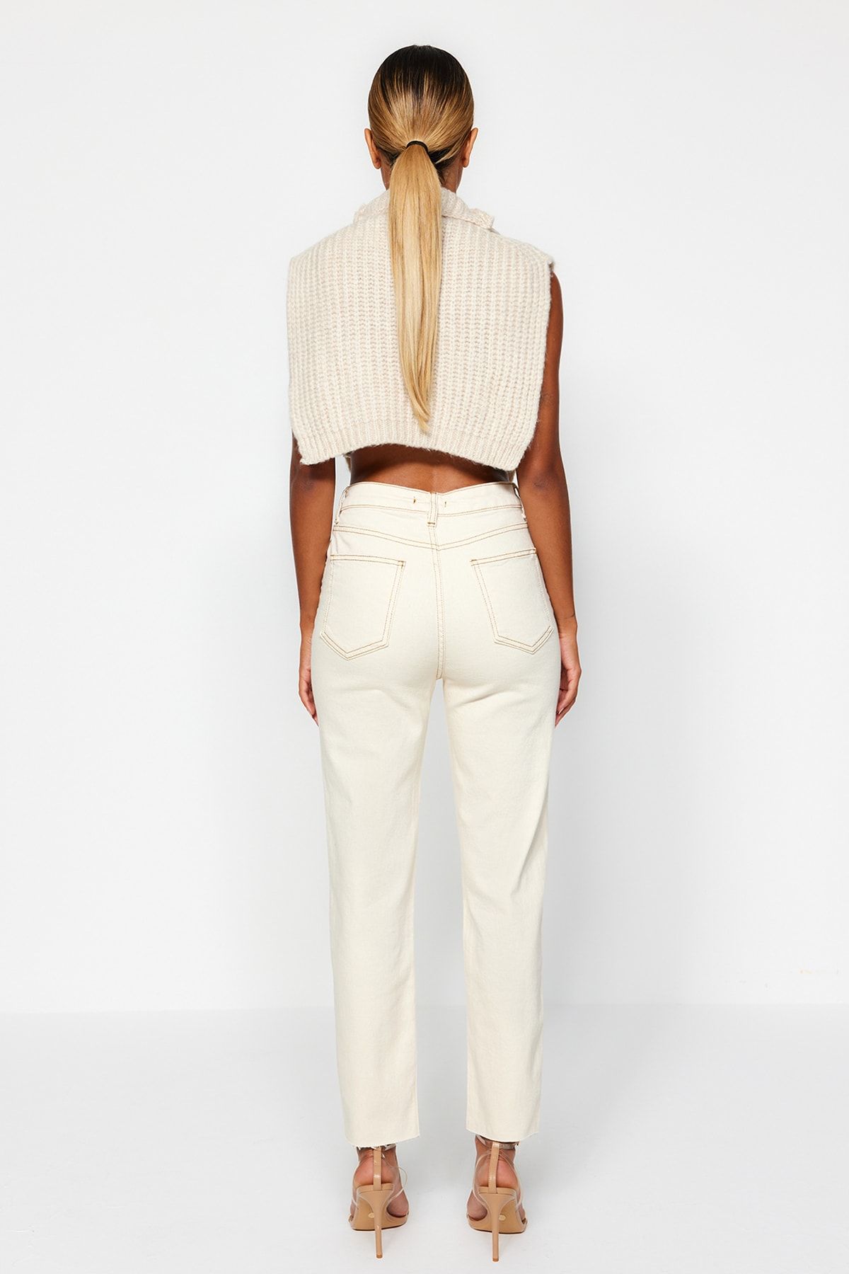 Trendyol Collection-Ecrufarbene, schmale Mom-Jeans mit hoher Taille TWOSS23JE00094 5
