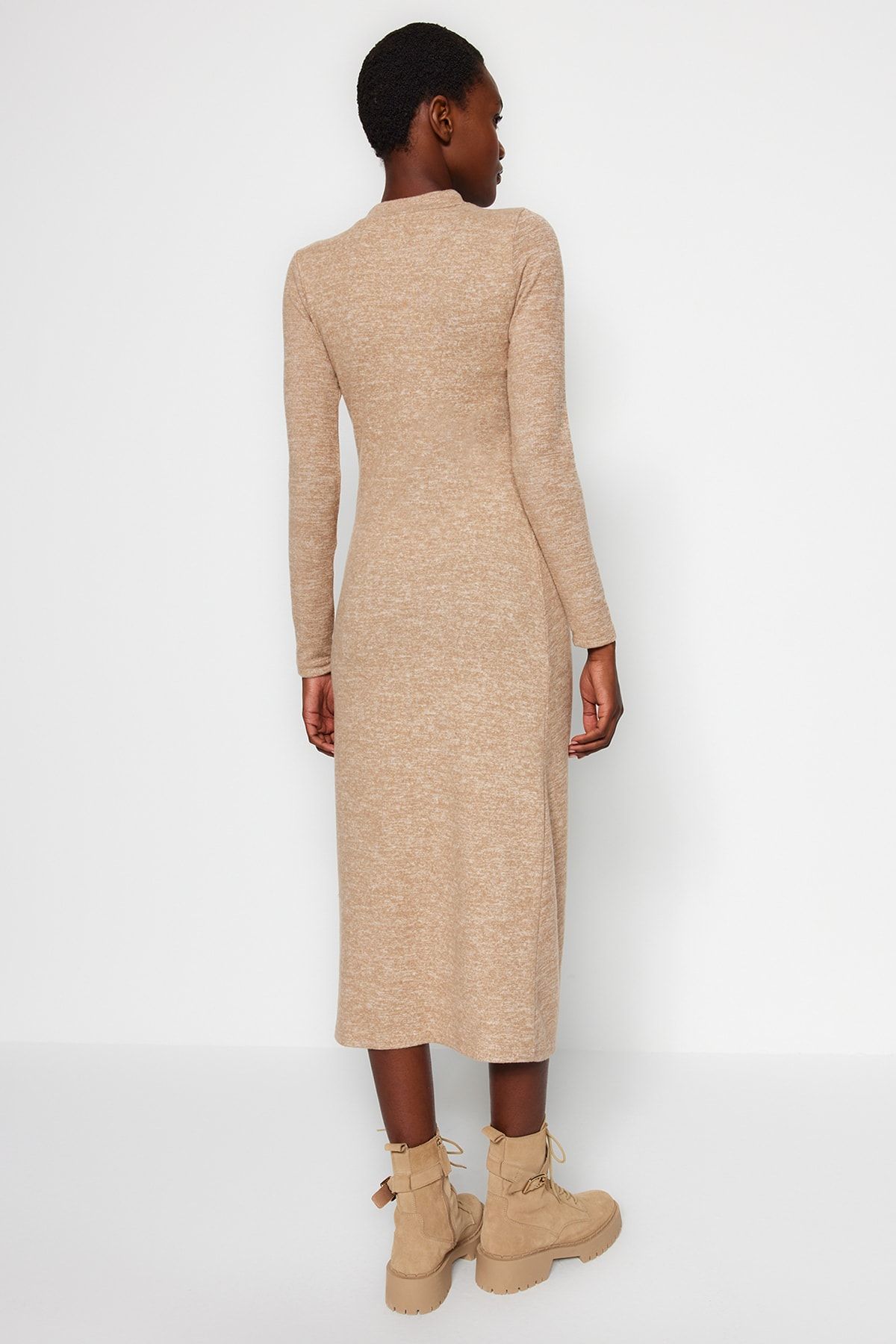 Trendyol Collection-Beigefarbenes, weiches Midi-Strickkleid mit Rundhalsausschnitt, Schlitz und Raffungsdetail TWOAW24EL00246 5
