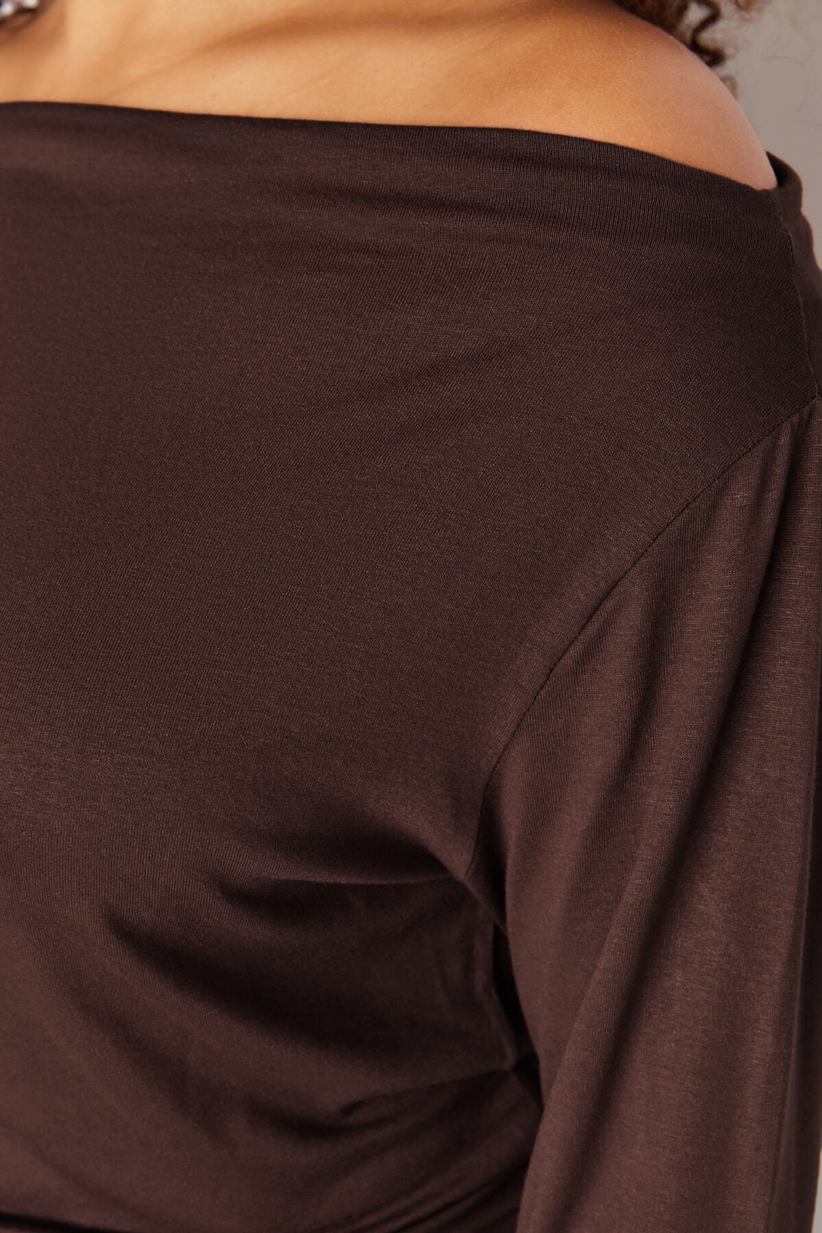 Trendyol Curve-Flexible drapierte braune Strickbluse – Carmen/Madonna-Ausschnitt, Übergröße TBBAW23AF00031 4