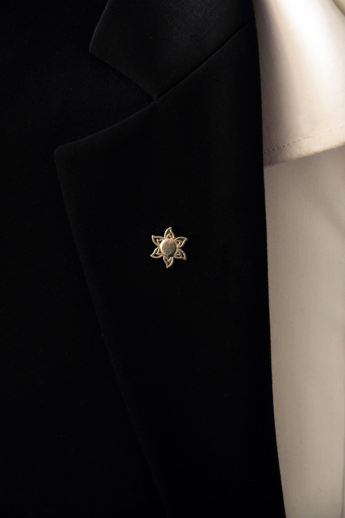 Le Voux Gri Renk Çiçek Figürlü Ceket Yaka Iğnesi Broş Rozet