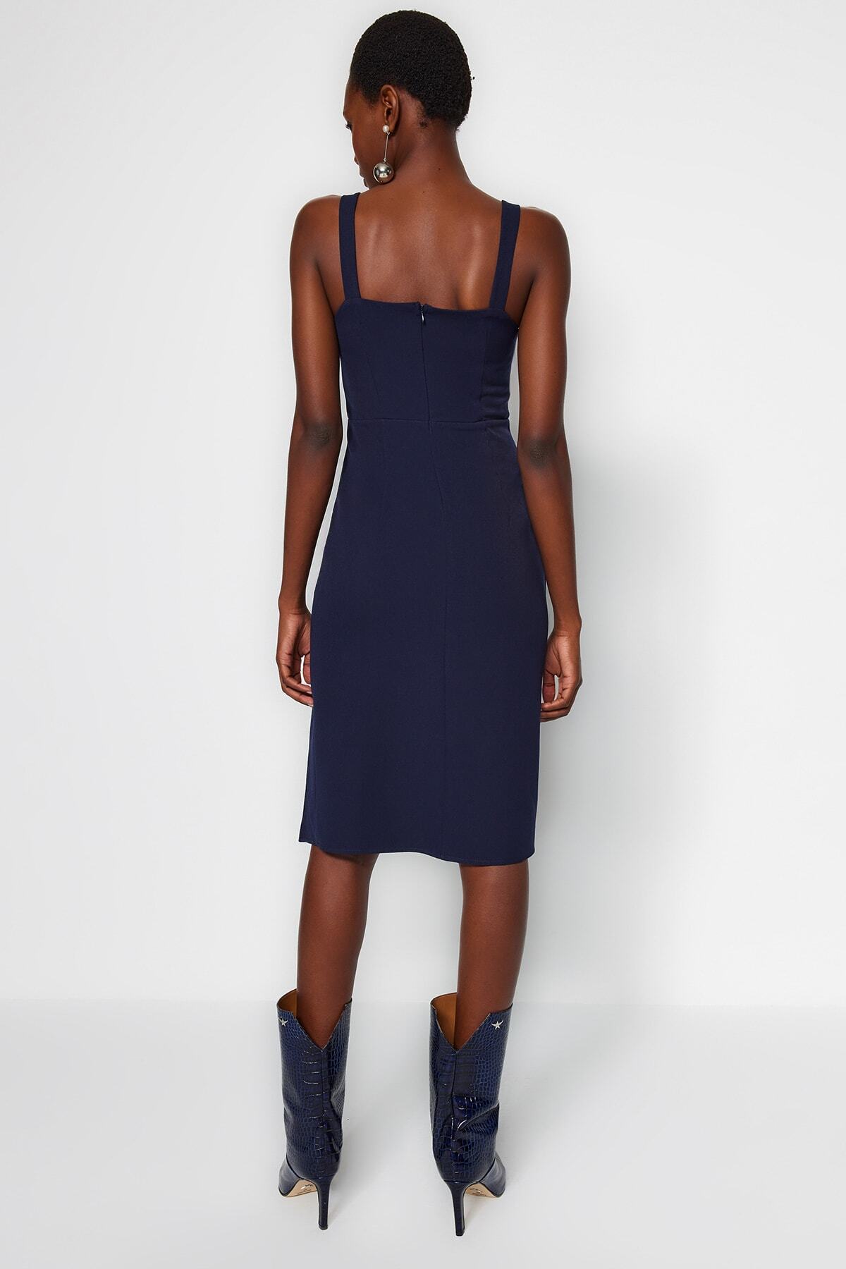 Trendyol Collection-Rochie midi bleumarin cu guler pătrat - Detaliu cu ochi și modelarea corpului TWOSS19EL0079 4