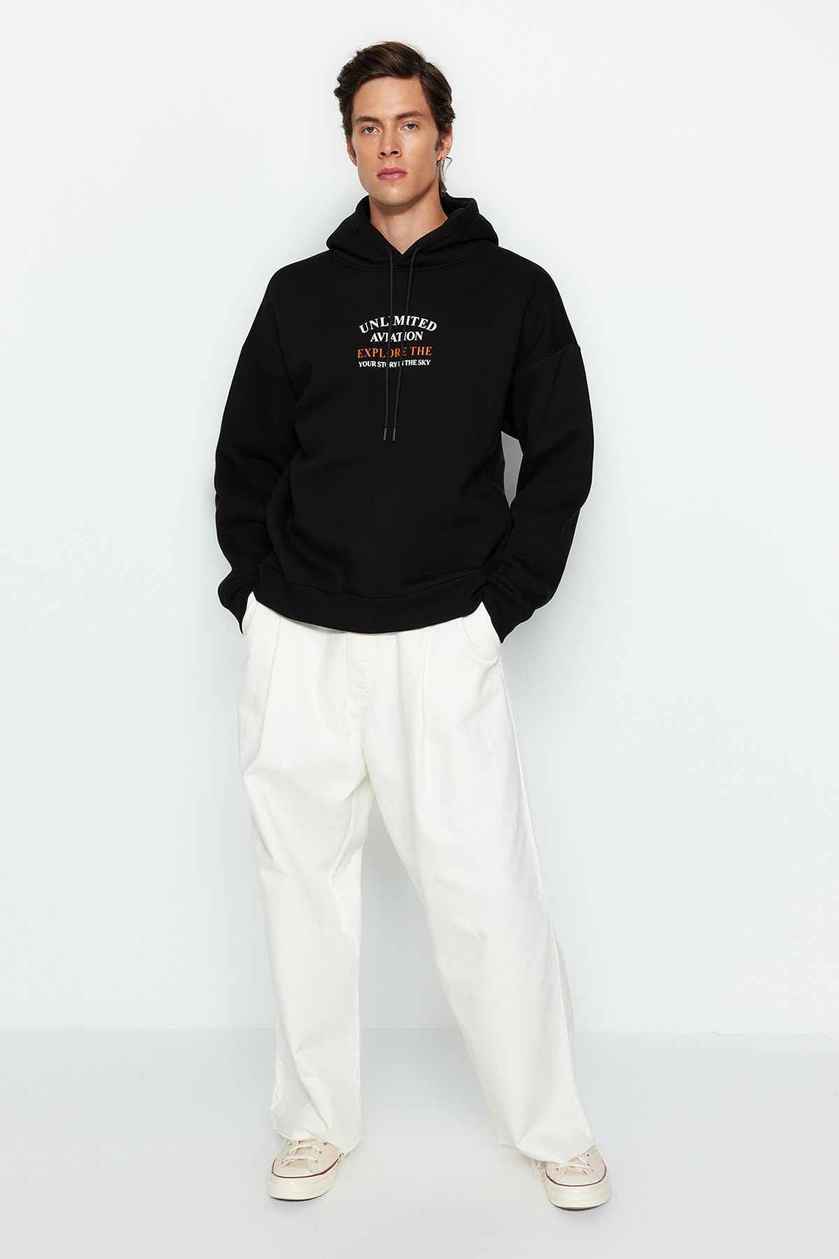 Trendyolmilla  Siyah Kapüşonlu Oversize/Geniş Kesim Kabarık Yazı Baskılı İçi Polar Sweatshirt TMNAW24SW00077 - Görsel 4