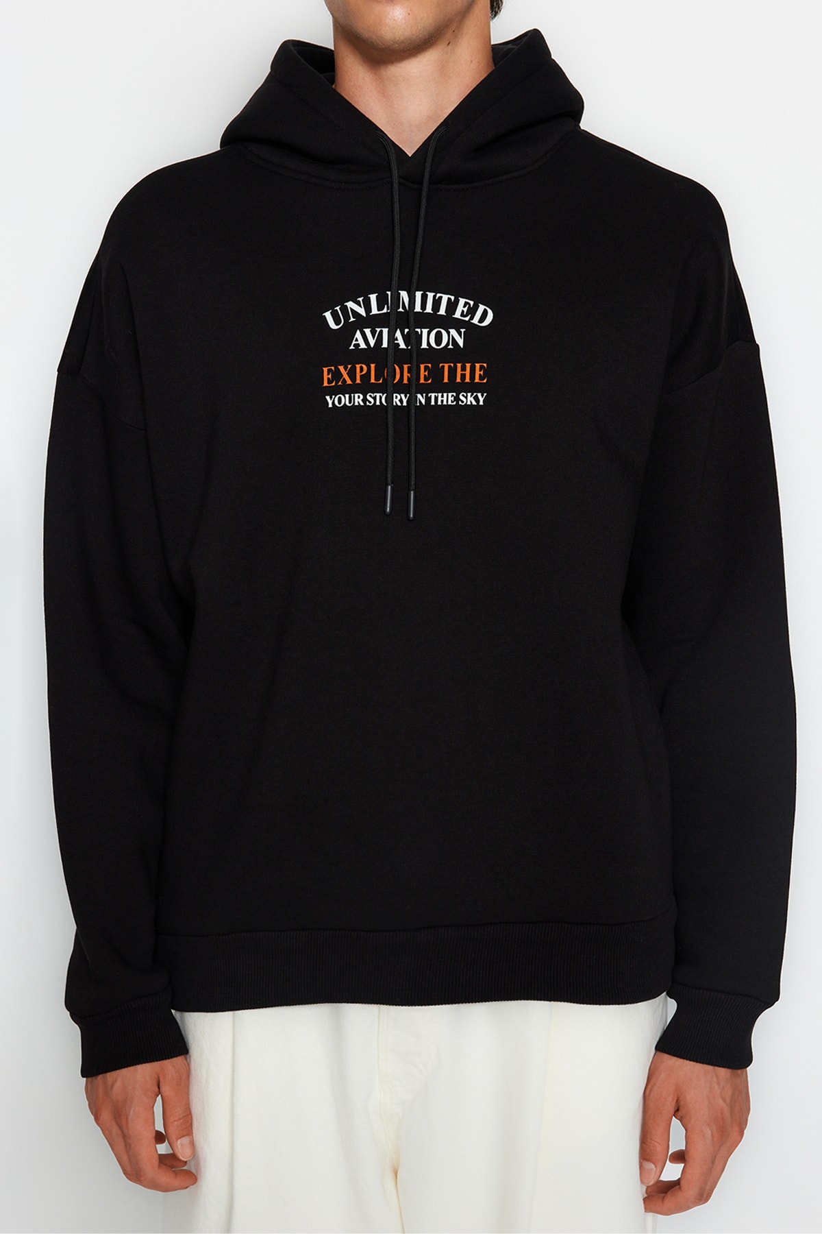 Trendyolmilla  Siyah Kapüşonlu Oversize/Geniş Kesim Kabarık Yazı Baskılı İçi Polar Sweatshirt TMNAW24SW00077 - Görsel 5