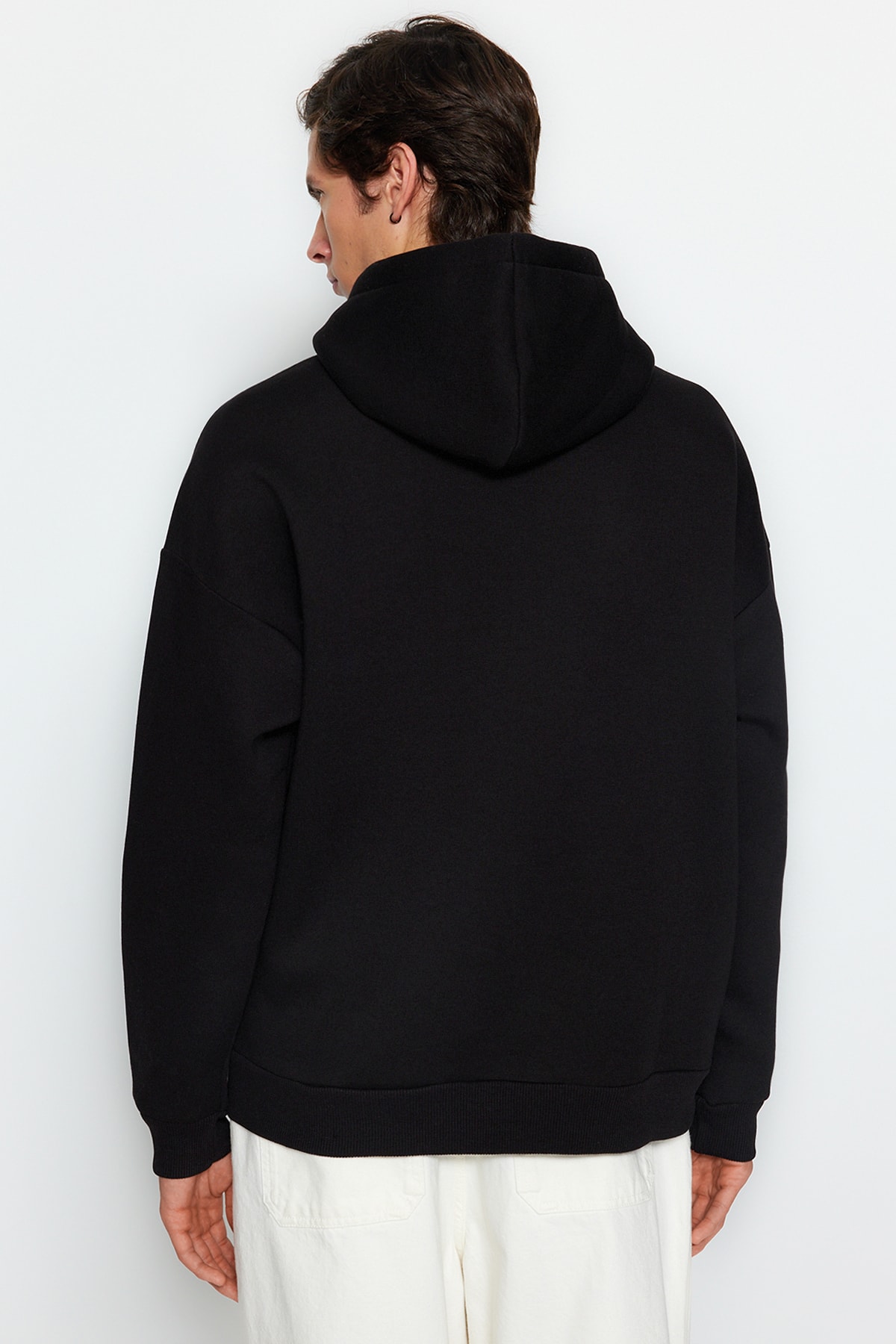 Trendyolmilla  Siyah Kapüşonlu Oversize/Geniş Kesim Kabarık Yazı Baskılı İçi Polar Sweatshirt TMNAW24SW00077 - Görsel 6