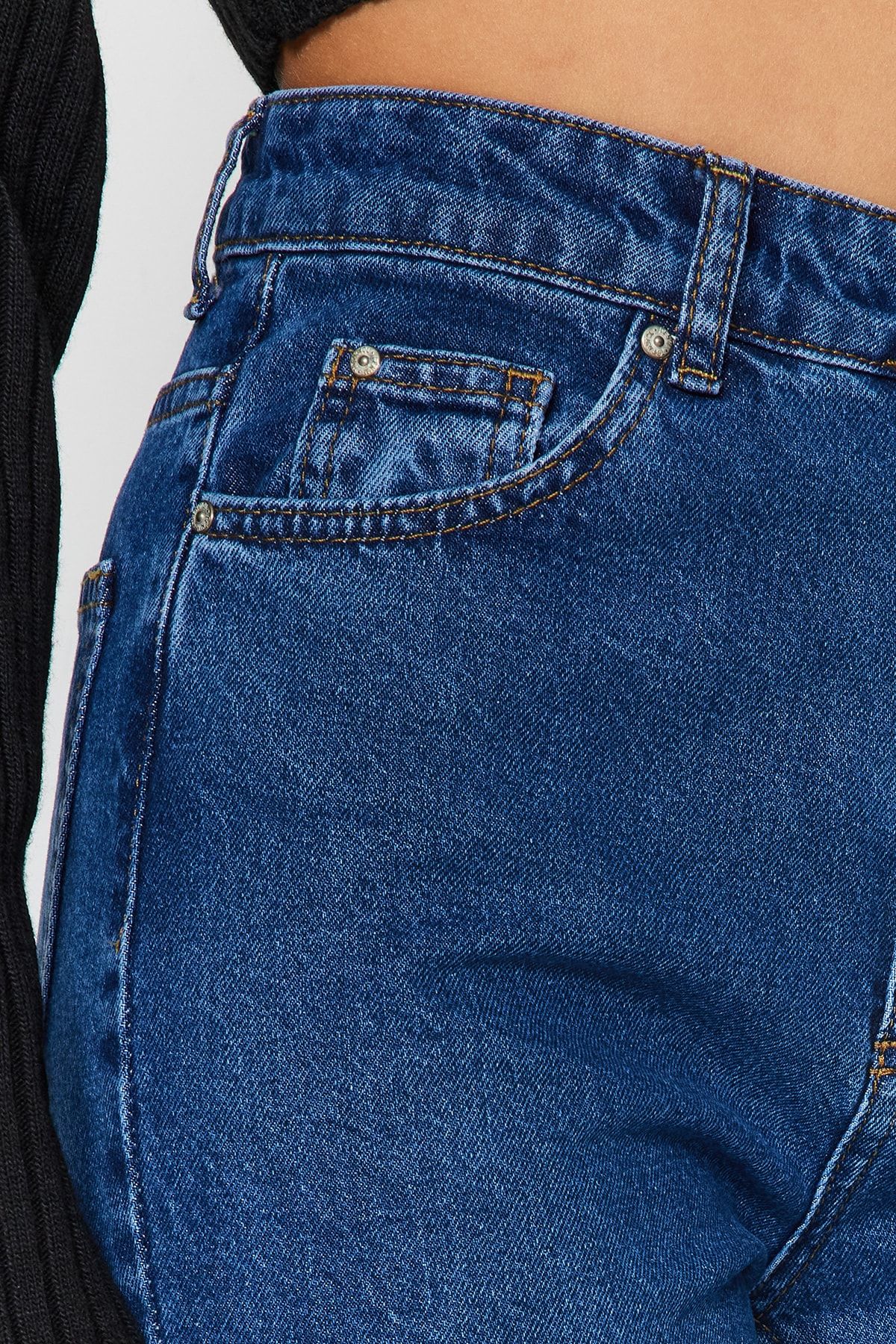 Trendyol Collection-Indigoblaue Mom-Jeans mit hoher Taille TWOSS20JE0108 10