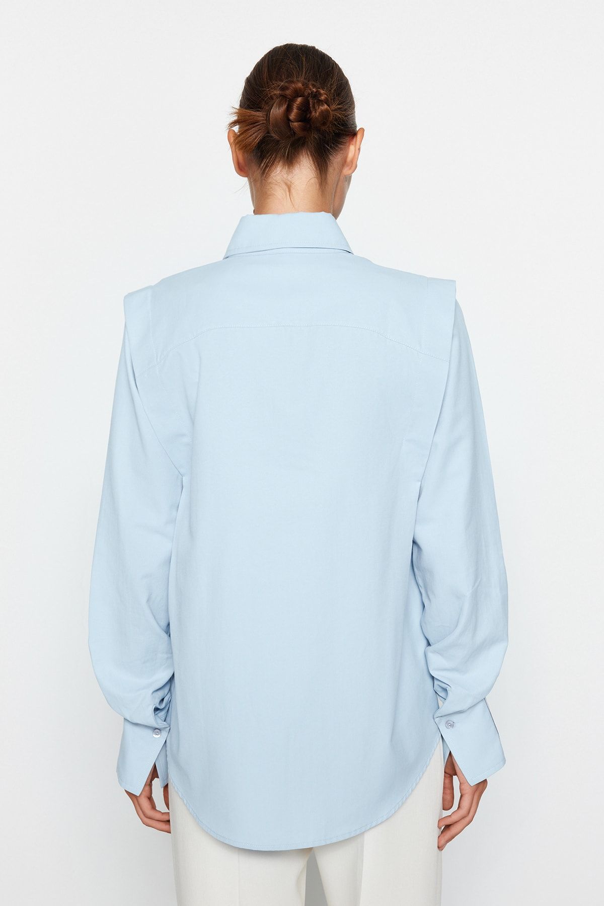 Trendyol Collection-Sagaza Studio Hellblaues Popeline-Hemd - Kordelzug-Detail, gewebt TPRAW22GO1191 8