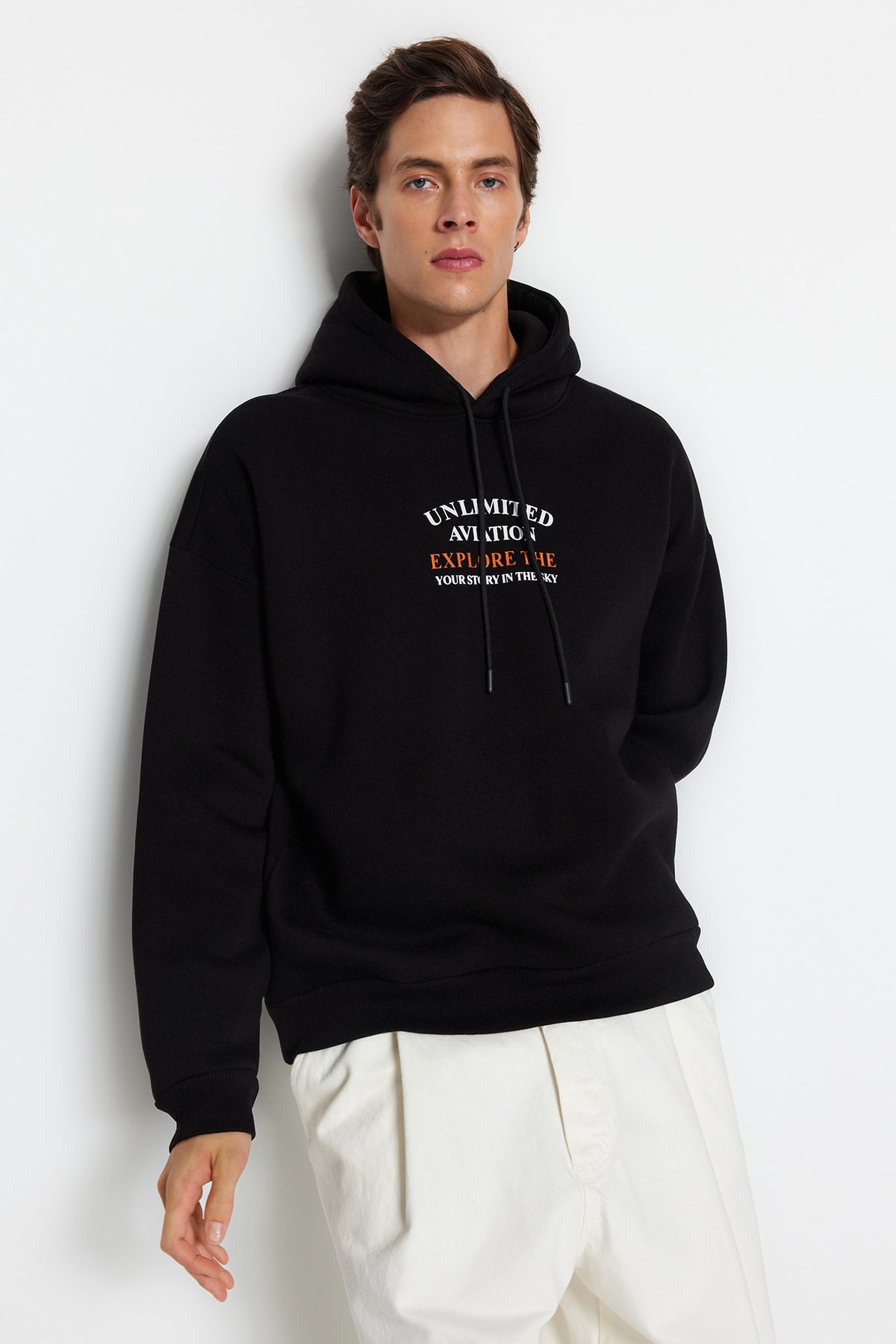 Trendyolmilla  Siyah Kapüşonlu Oversize/Geniş Kesim Kabarık Yazı Baskılı İçi Polar Sweatshirt TMNAW24SW00077 - Görsel 2