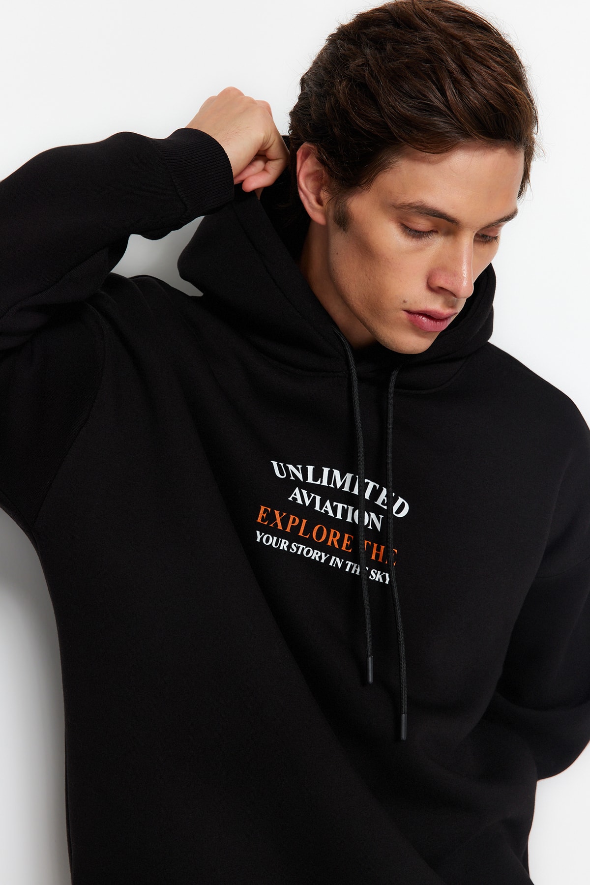 Trendyolmilla  Siyah Kapüşonlu Oversize/Geniş Kesim Kabarık Yazı Baskılı İçi Polar Sweatshirt TMNAW24SW00077 - Görsel 3