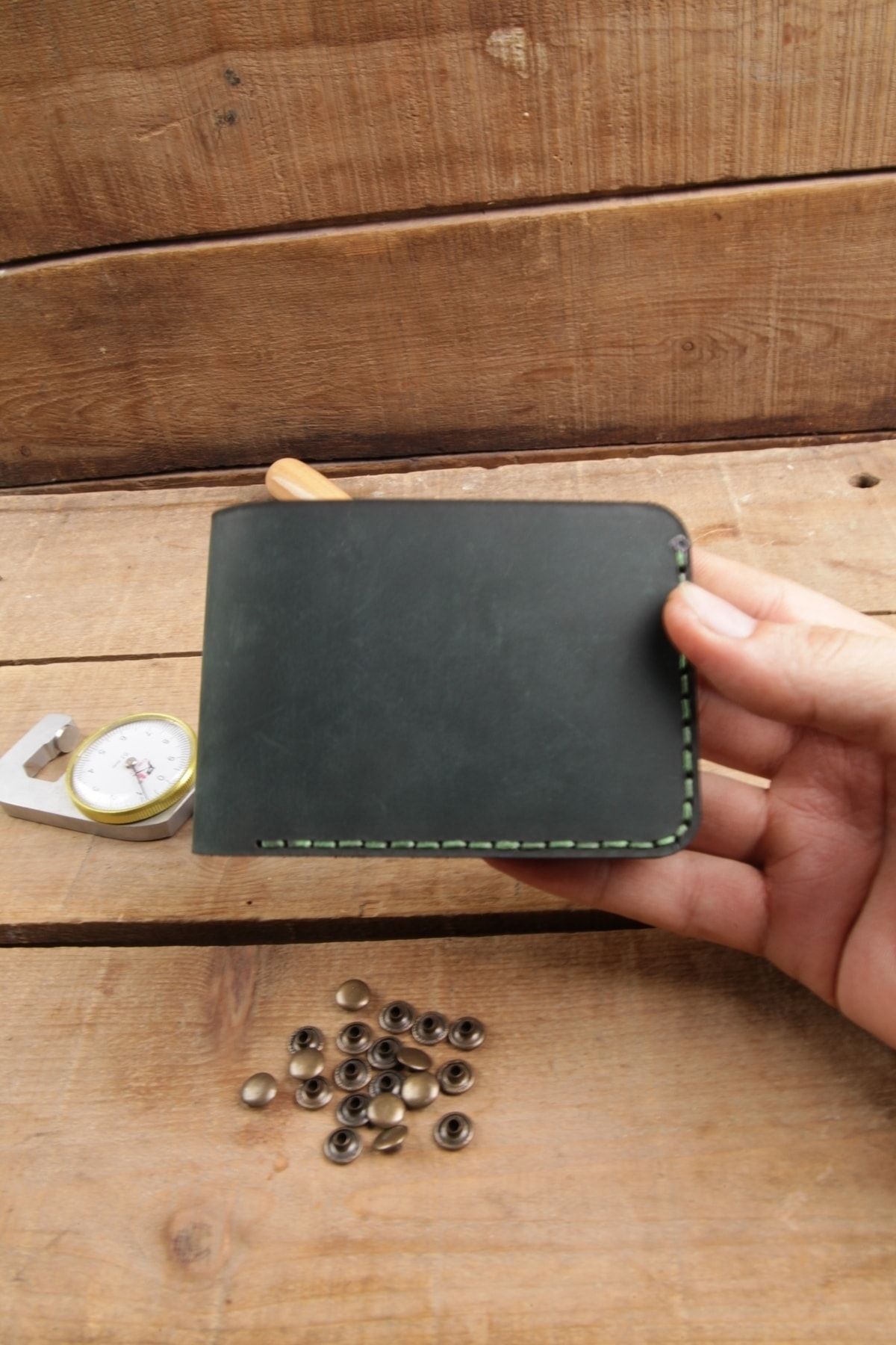 کیف پول مردانه چرم واقعی و 100 ٪ دست ساز کوچک تیره New Coast Leather 1900's