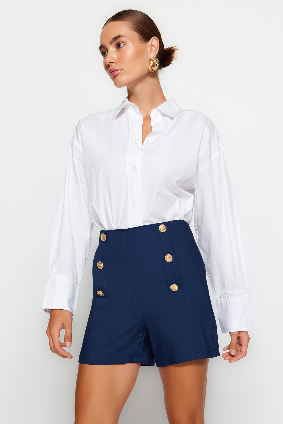 Trendyolmilla  Lacivert Düğme Detaylı Tüvit Dokuma Şort TWOAW24SR00001 - Görsel 3