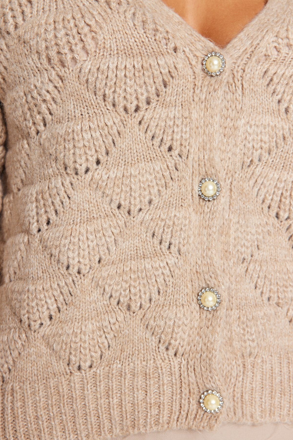 Trendyol Collection-Perforierte Nerz-Strickjacke mit V-Ausschnitt - TWOAW24HI00311 4