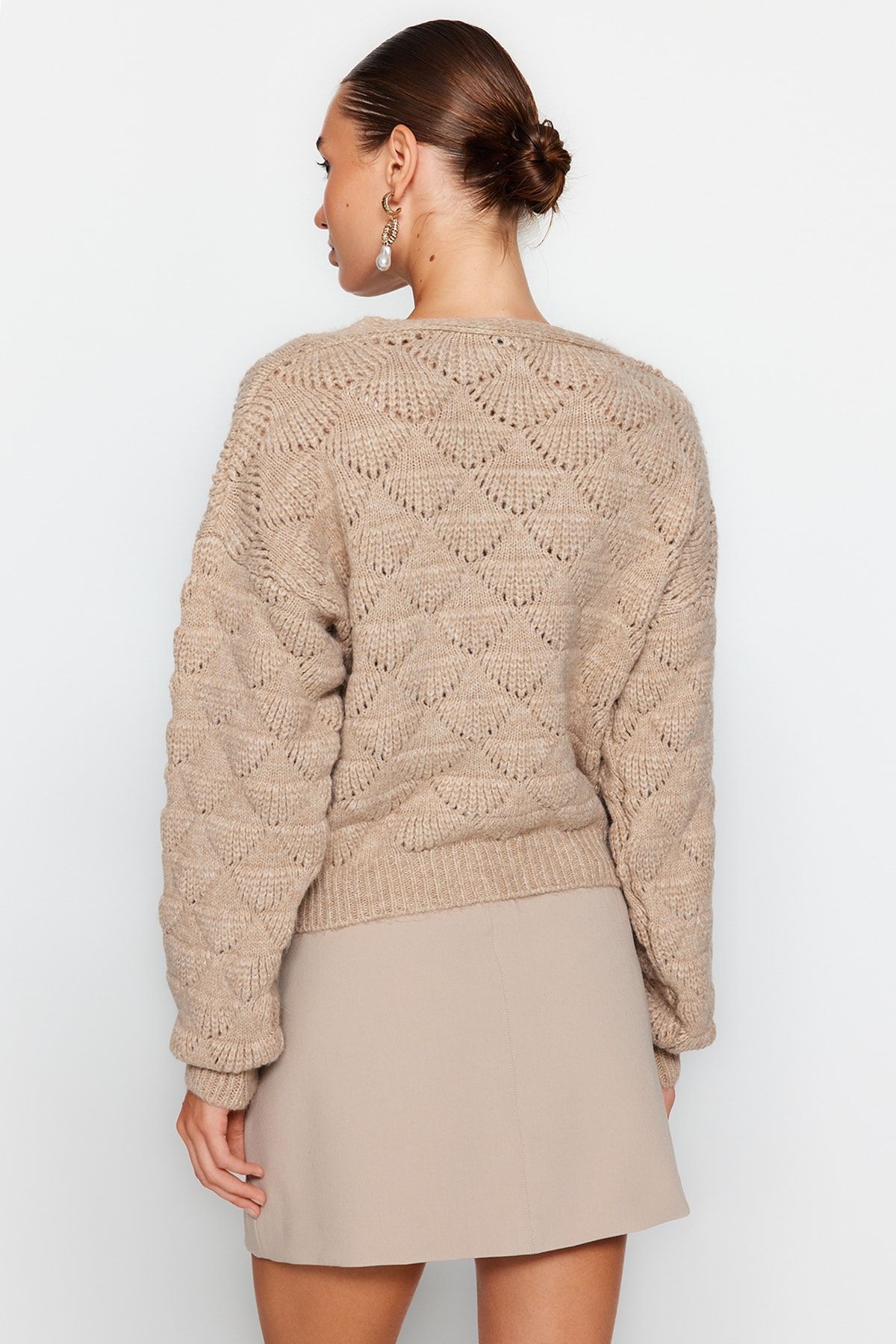 Trendyol Collection-Perforierte Nerz-Strickjacke mit V-Ausschnitt - TWOAW24HI00311 5