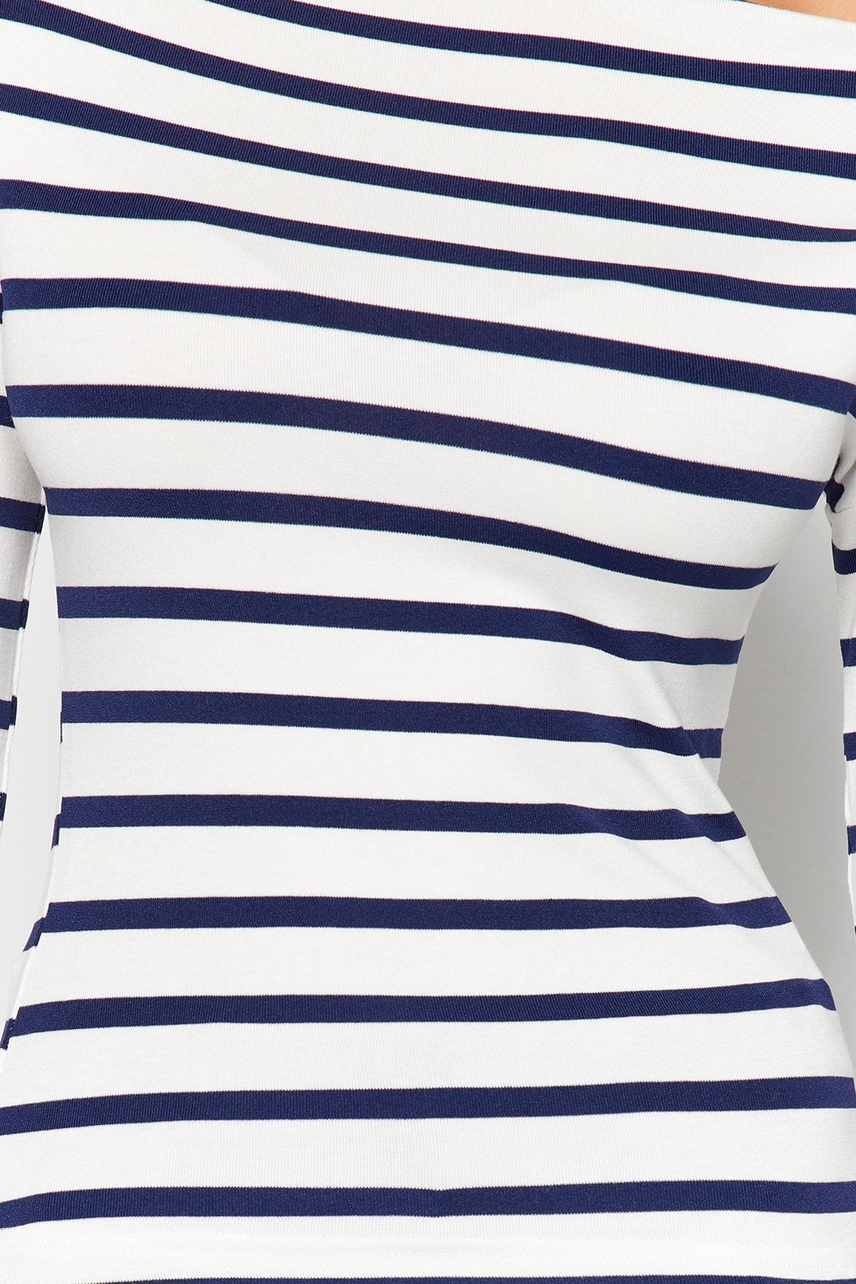 Trendyol Collection-Marineblaue gestreifte Strickbluse aus hochwertigem, weichem Stoff mit U-Boot-Ausschnitt TWOAW24BZ00227 11