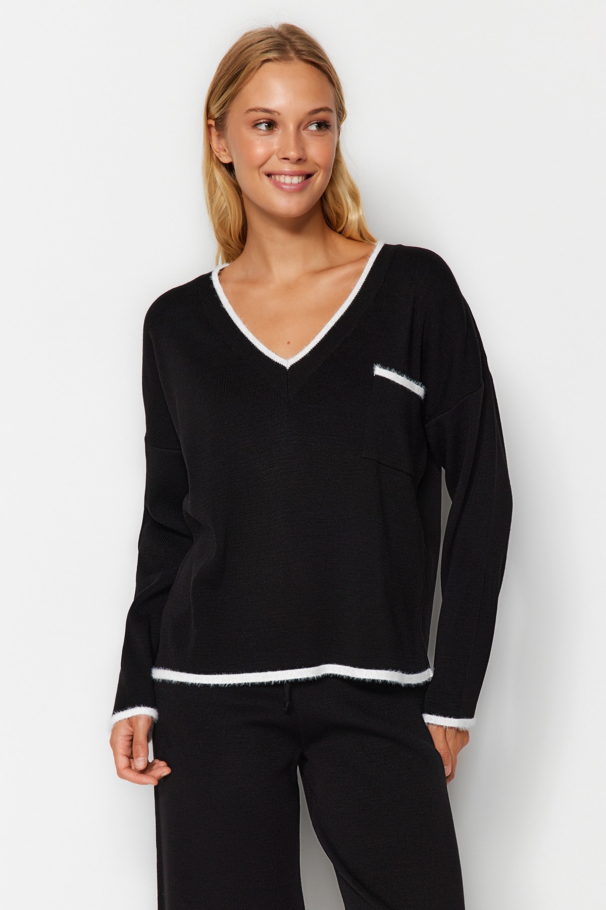 Trendyol Collection Czarny szeroki wzór dzianiny z puszystą włóczką góra-dół TWOAW24AU00099