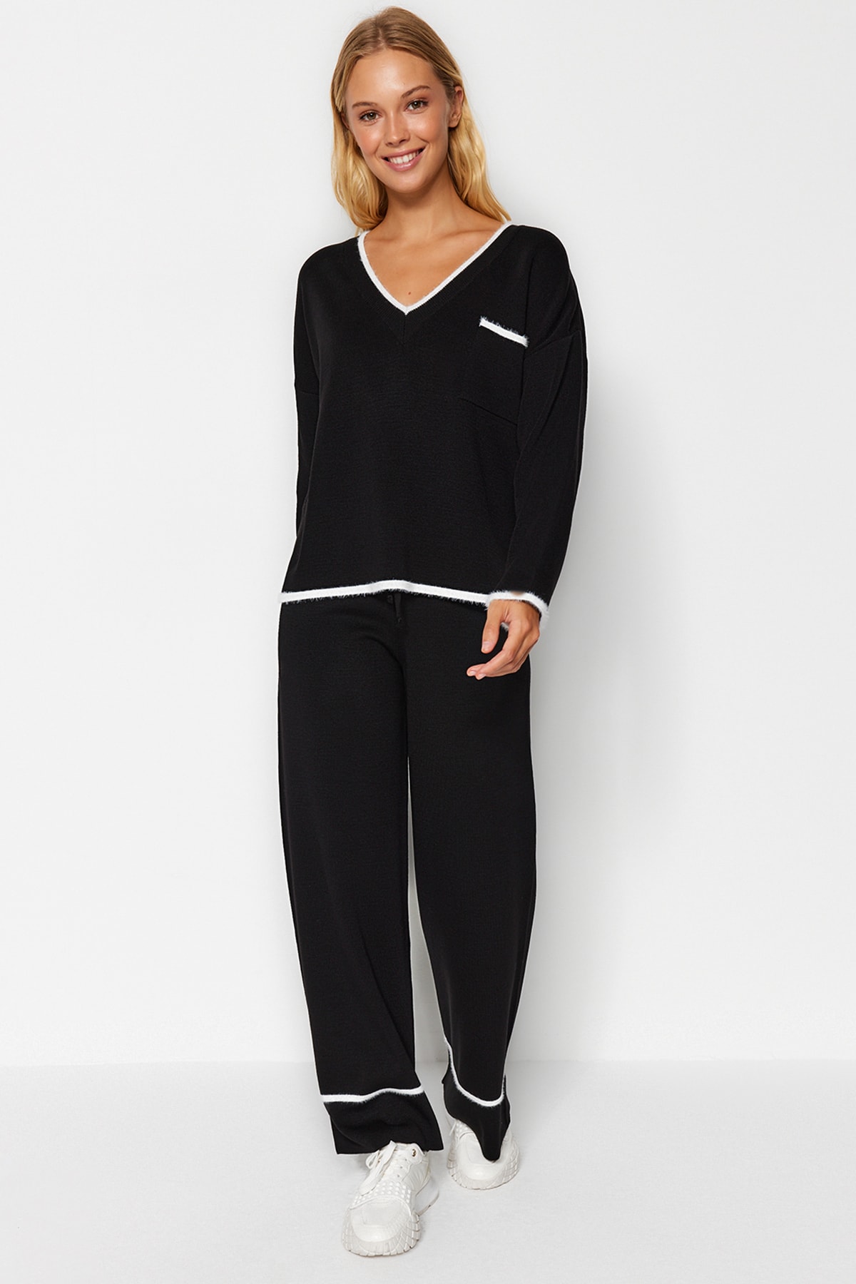 Trendyol Collection Czarny szeroki wzór dzianiny z puszystą włóczką góra-dół TWOAW24AU00099