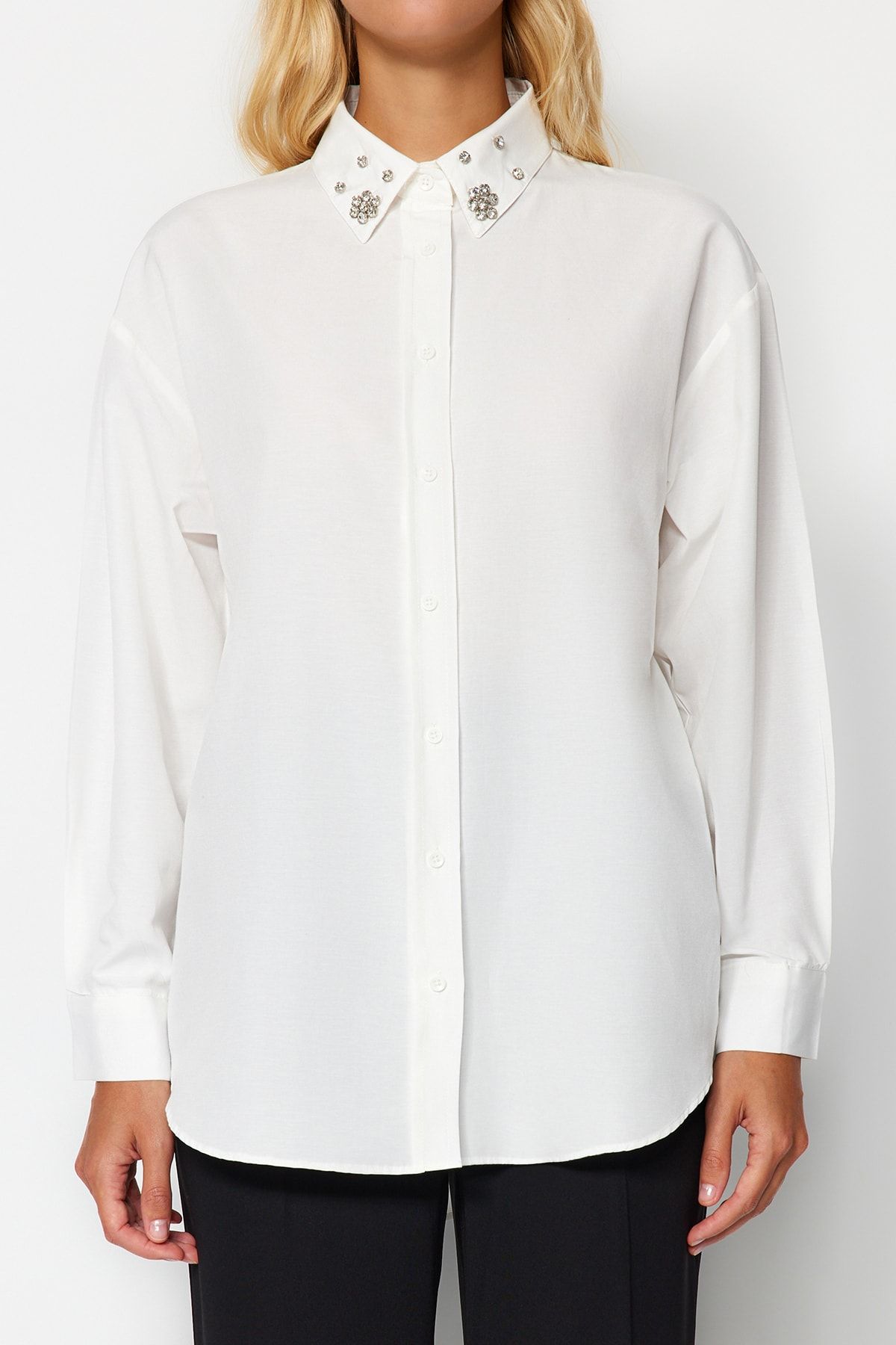 Trendyol Collection-Ecrufarbenes, gewebtes Oversize-Hemd mit Steinkragendetail TWOAW24GO00168 5