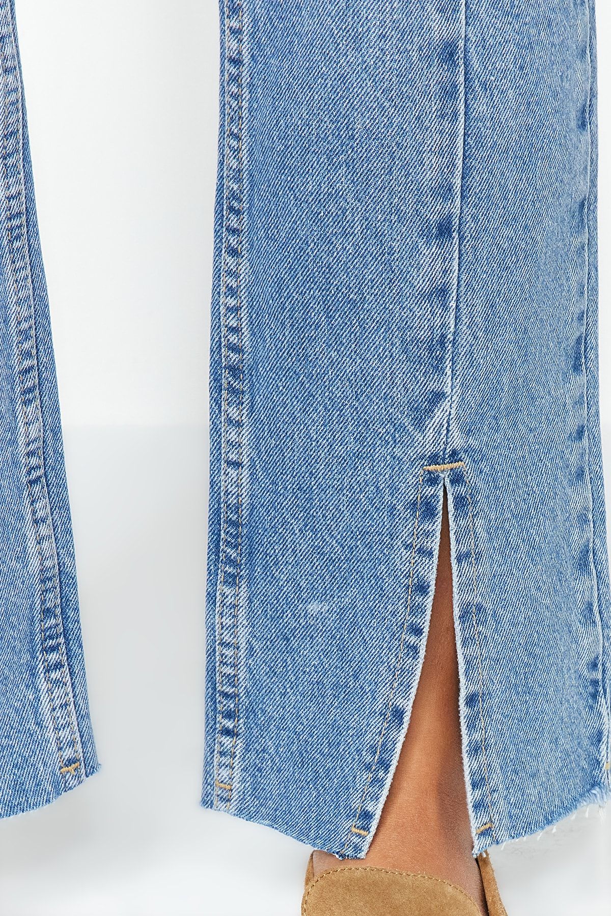 Trendyol Collection-Blaue gerade Jeans mit Schlitz und hoher Taille und Ziernähten TWOAW23JE00099 4
