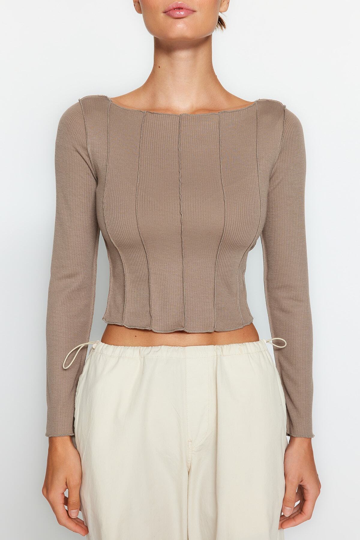 Trendyol Collection-Beigefarbene, eng anliegende Bluse mit Carmen-Kragen und detaillierten Nähten TWOAW24BZ00127 2