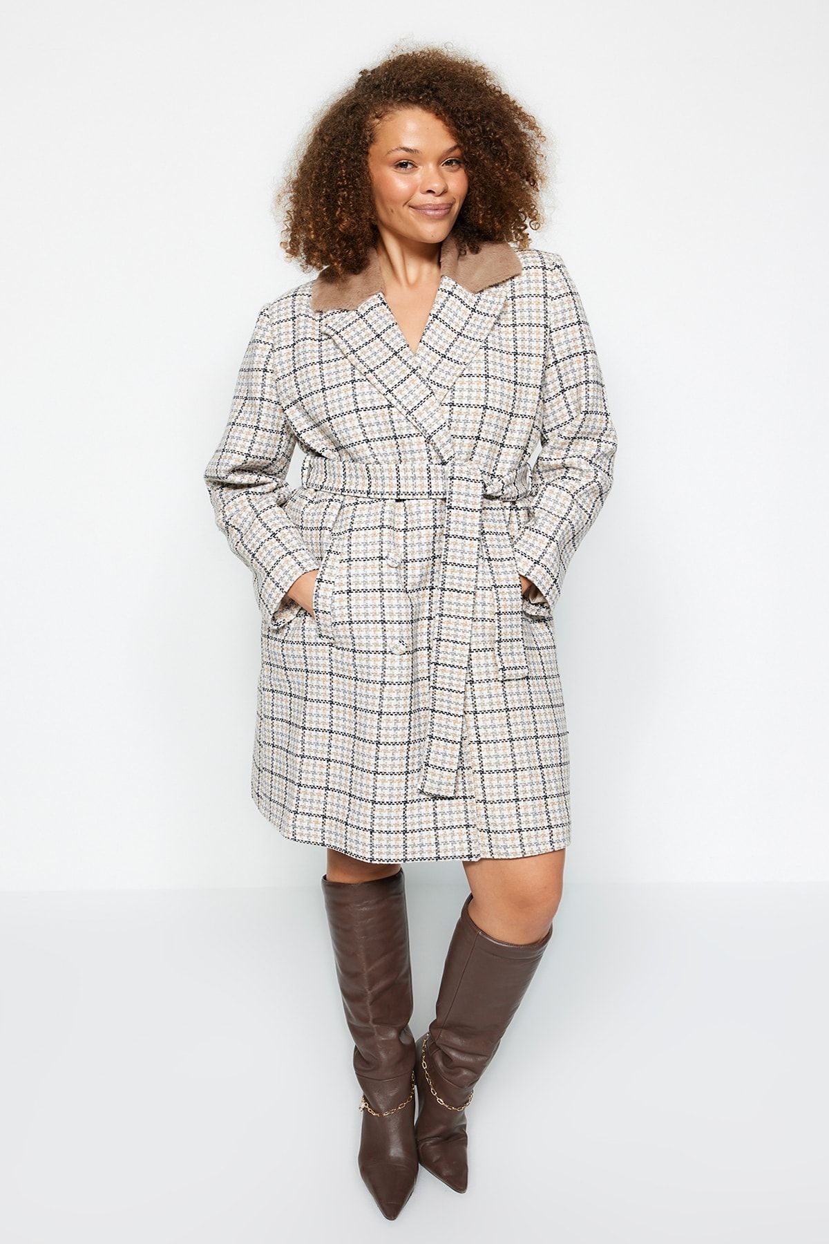 Trendyol Curve Beige Fur Collar Plaid Coat TBBAW24DD00011 Trendyol