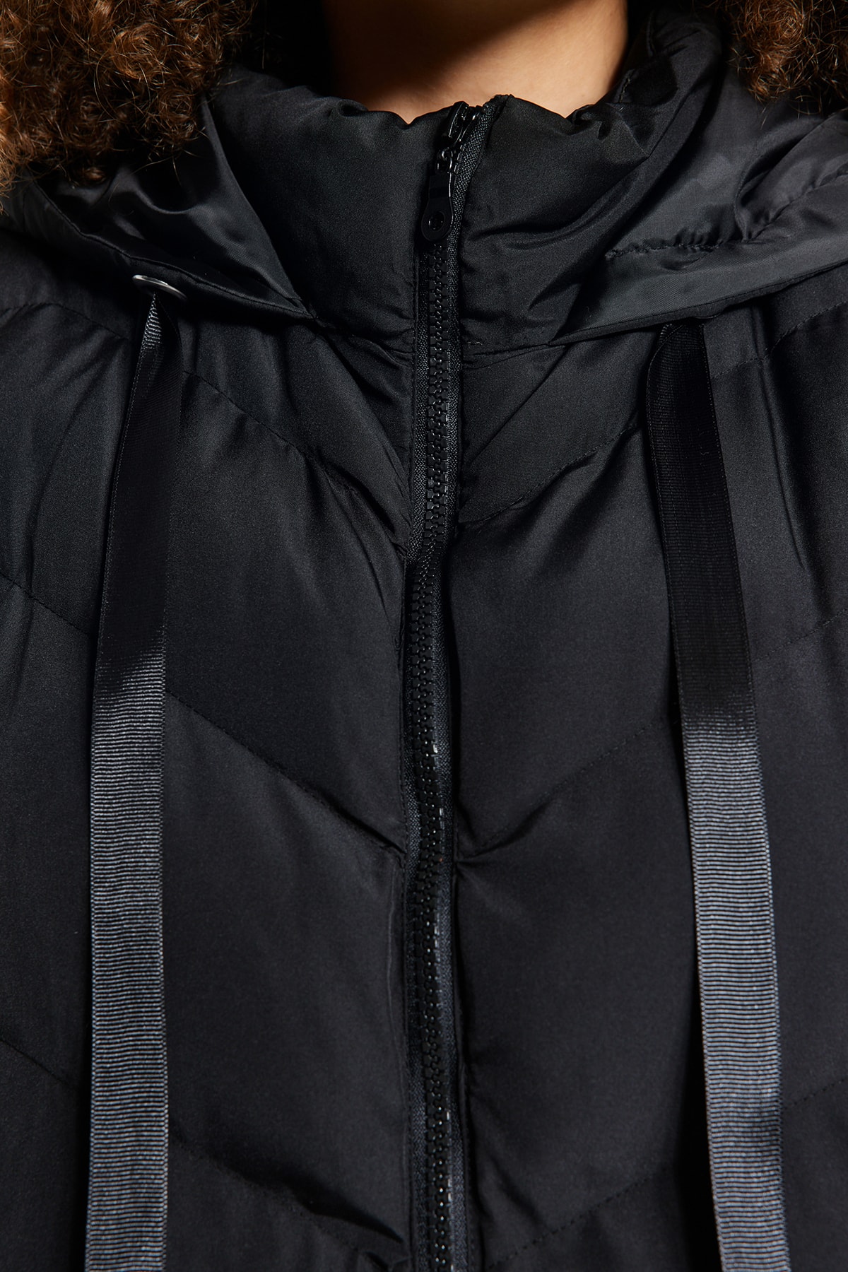 Trendyol Curve Schwarze Regular Fit Kapuzen-Steppweste in Übergröße TBBAW24BH00002