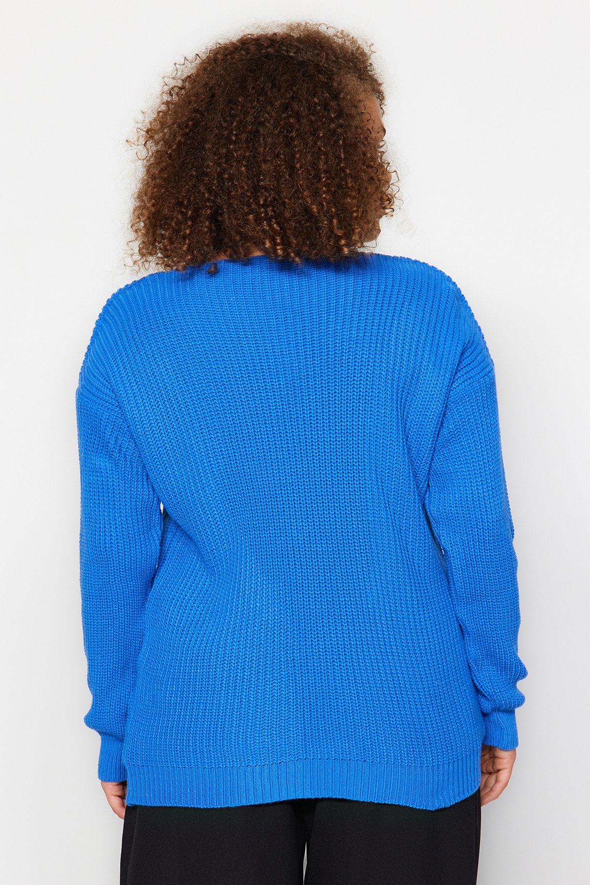 Trendyol Curve-Indigofarbener Strickpullover mit Fensterfront/Ausschnitt und detailliertem Ausschnitt TBBAW24AN00034 5