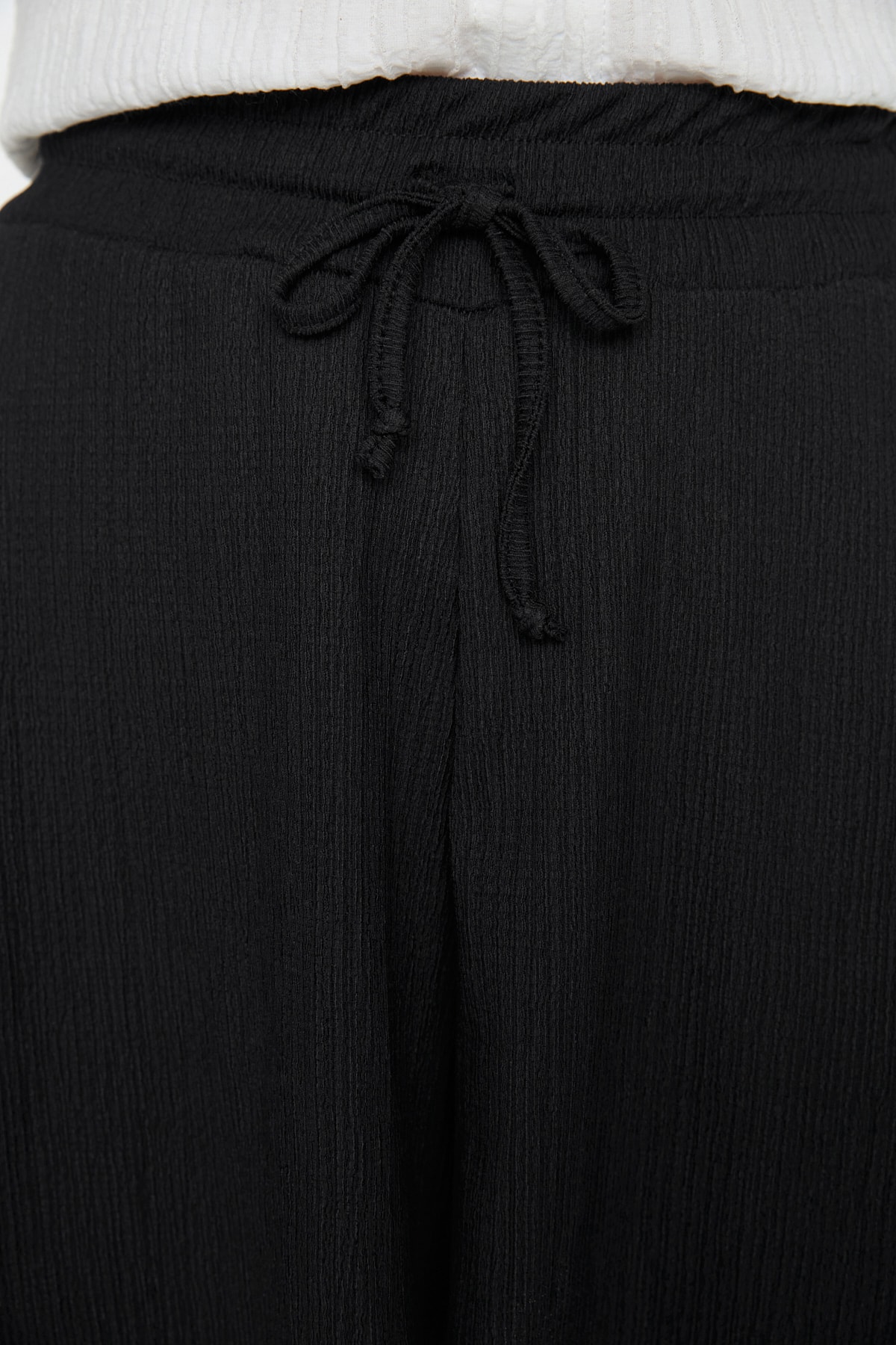 Trendyolmilla  Lacivert Rahat Kesim Normal Bel Bürümcük/Dokulu Örme Şort TWOSS22SR0212 - Görsel 4