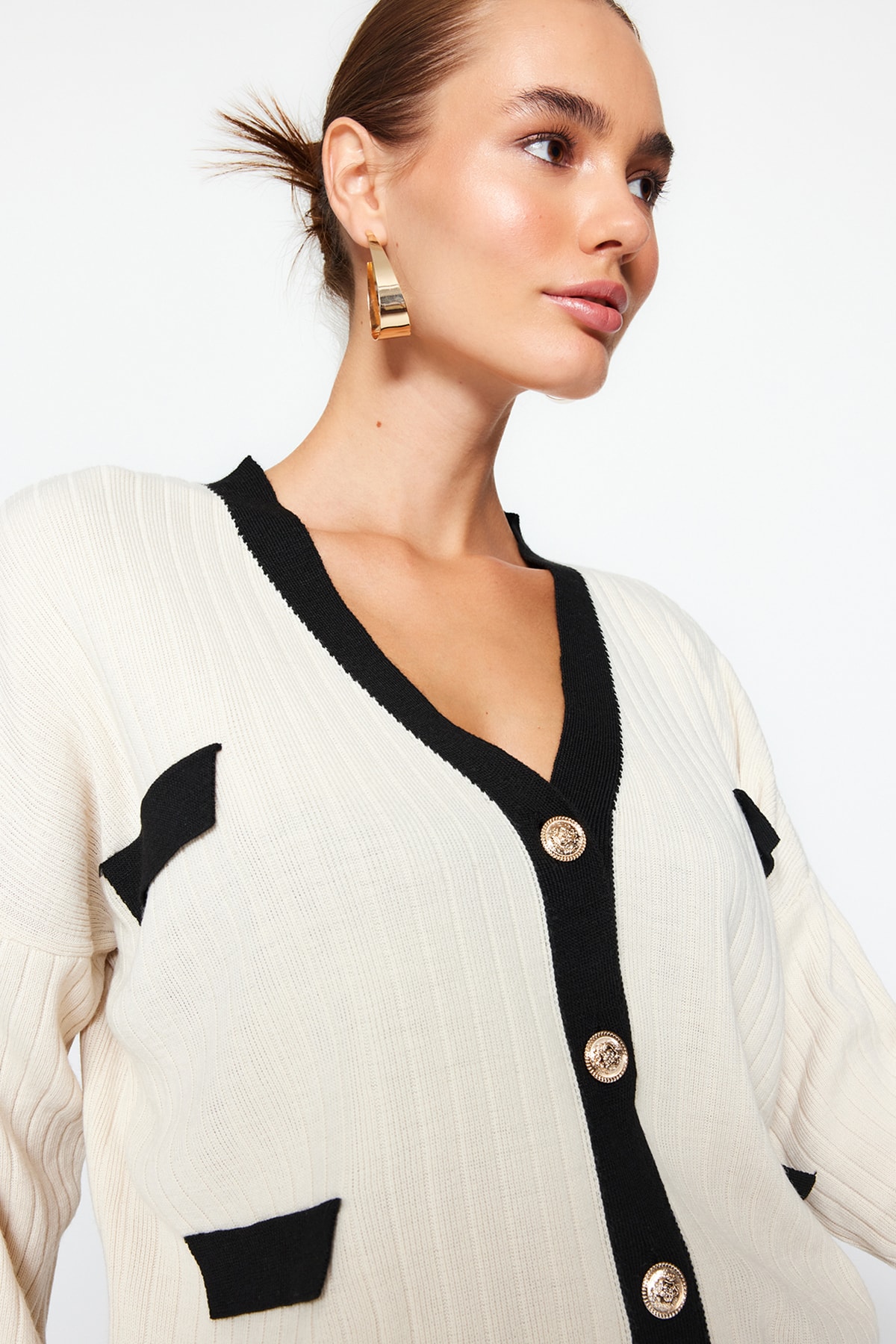 Trendyol Collection Steinfarbener Strick-Cardigan mit V-Ausschnitt TWOAW24HI00161
