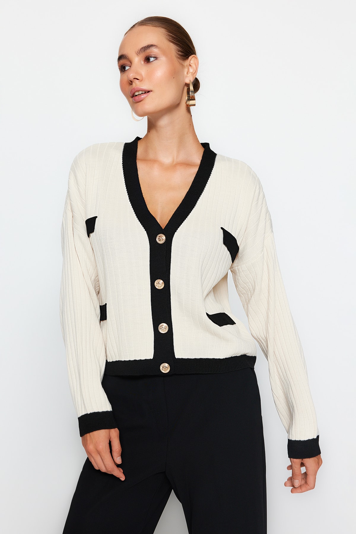 Trendyol Collection Steinfarbener Strick-Cardigan mit V-Ausschnitt TWOAW24HI00161